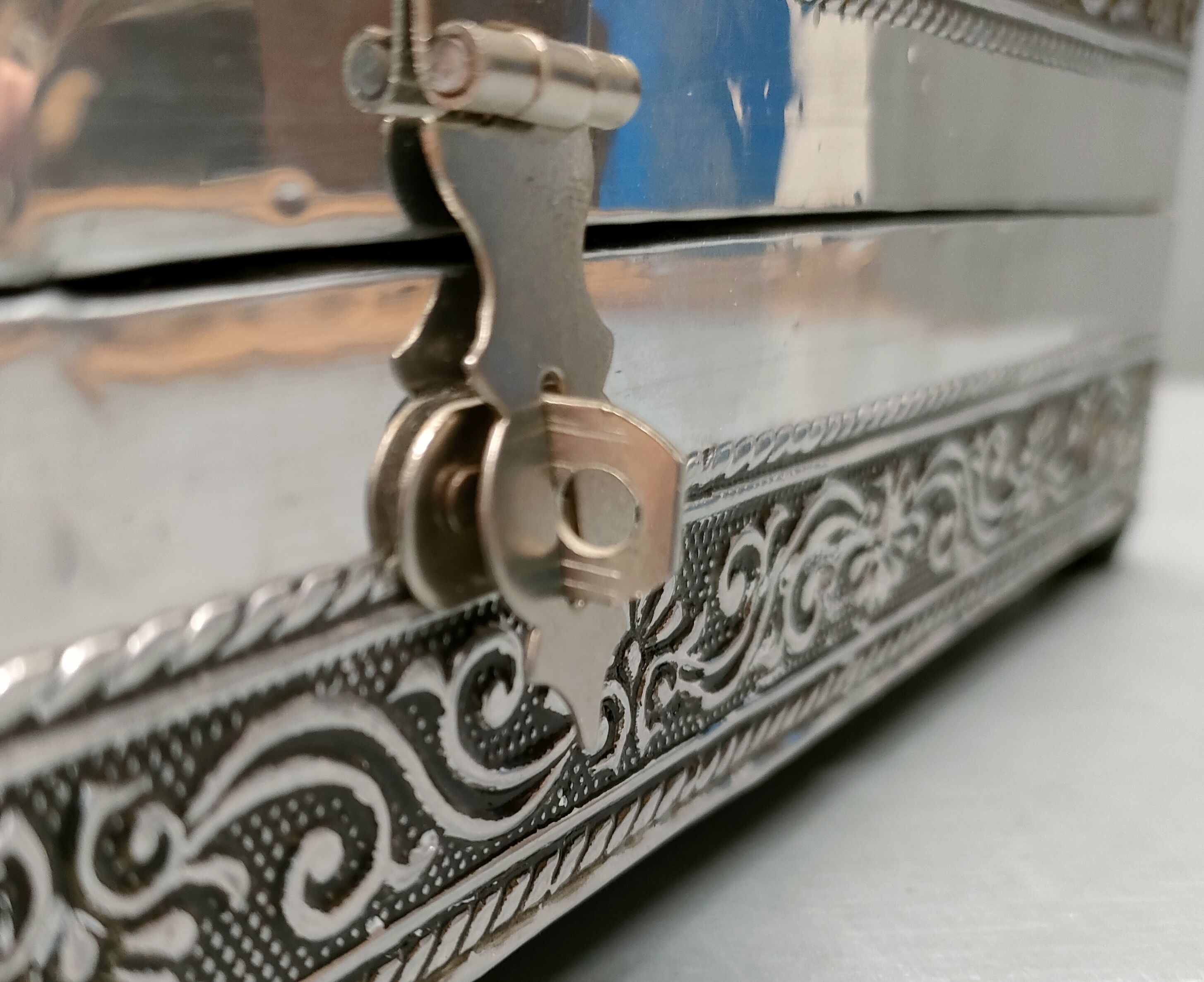 Handcrafted ethnic jewelry box - Hand-pushed silver iron - India - 70's