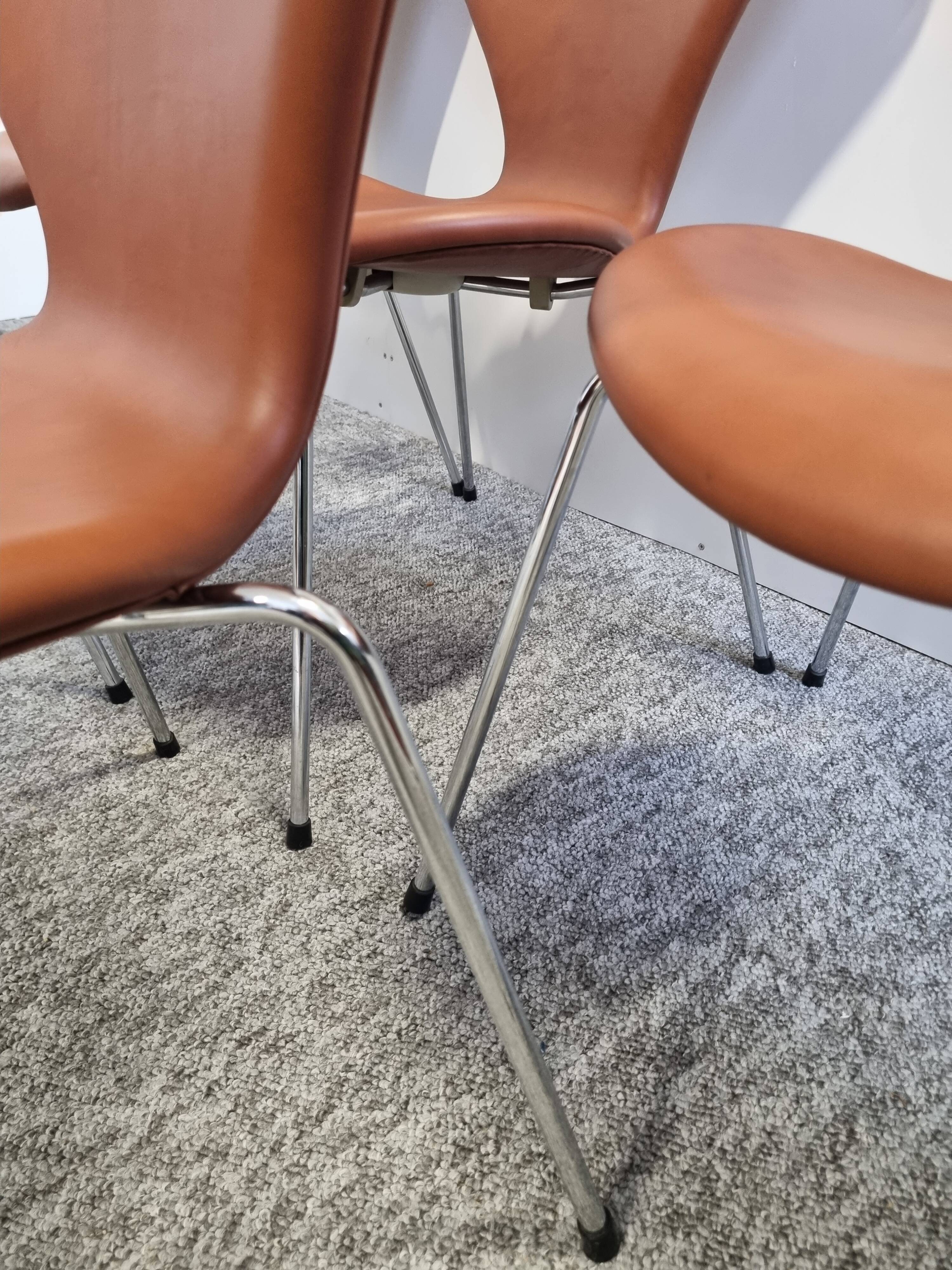 Set of 6 3107 butterfly chairs by Arne Jacobsen for Fritz Hansen