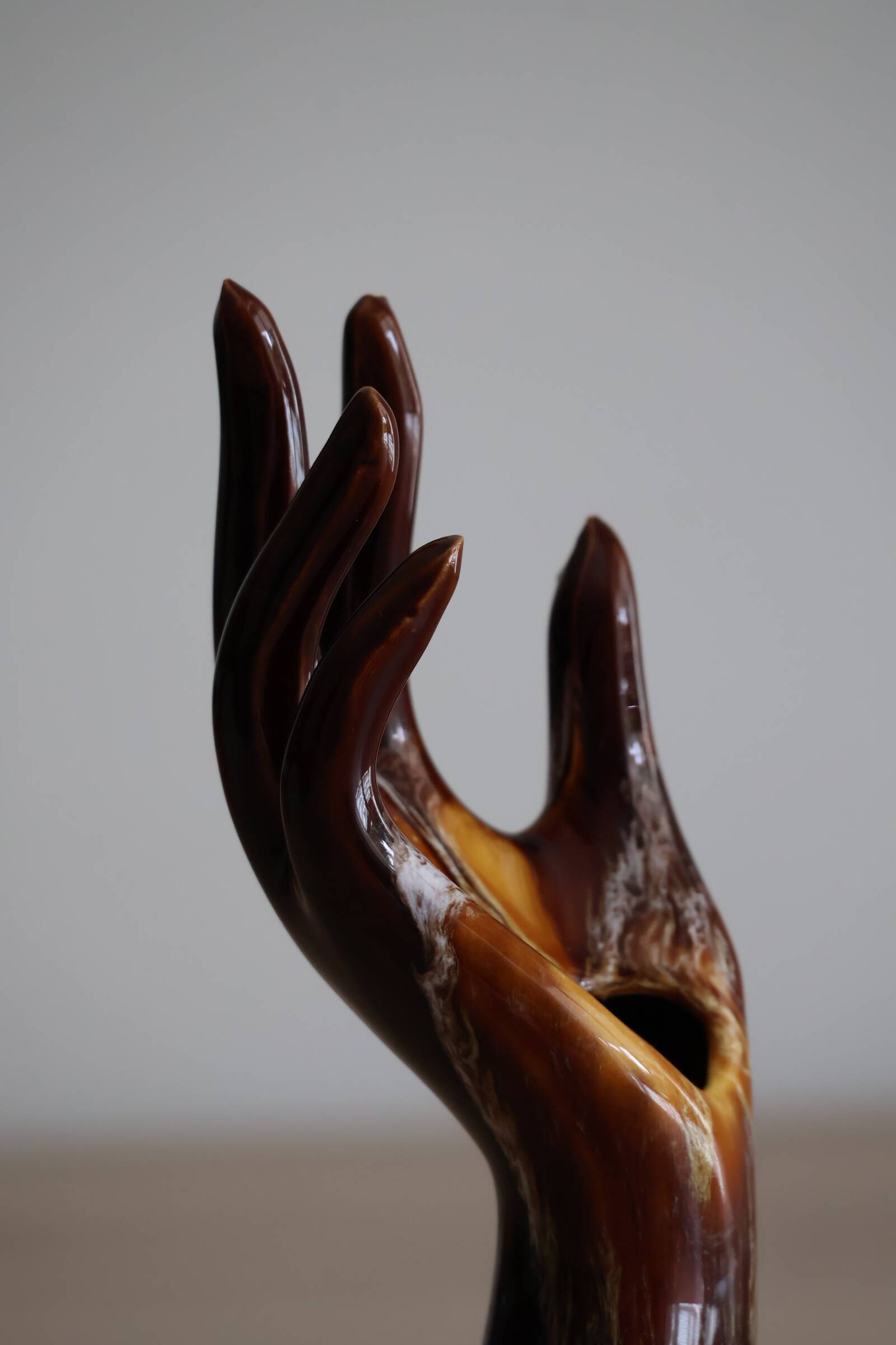 Main baguier ou vase soliflore années 70 en céramique émaillée