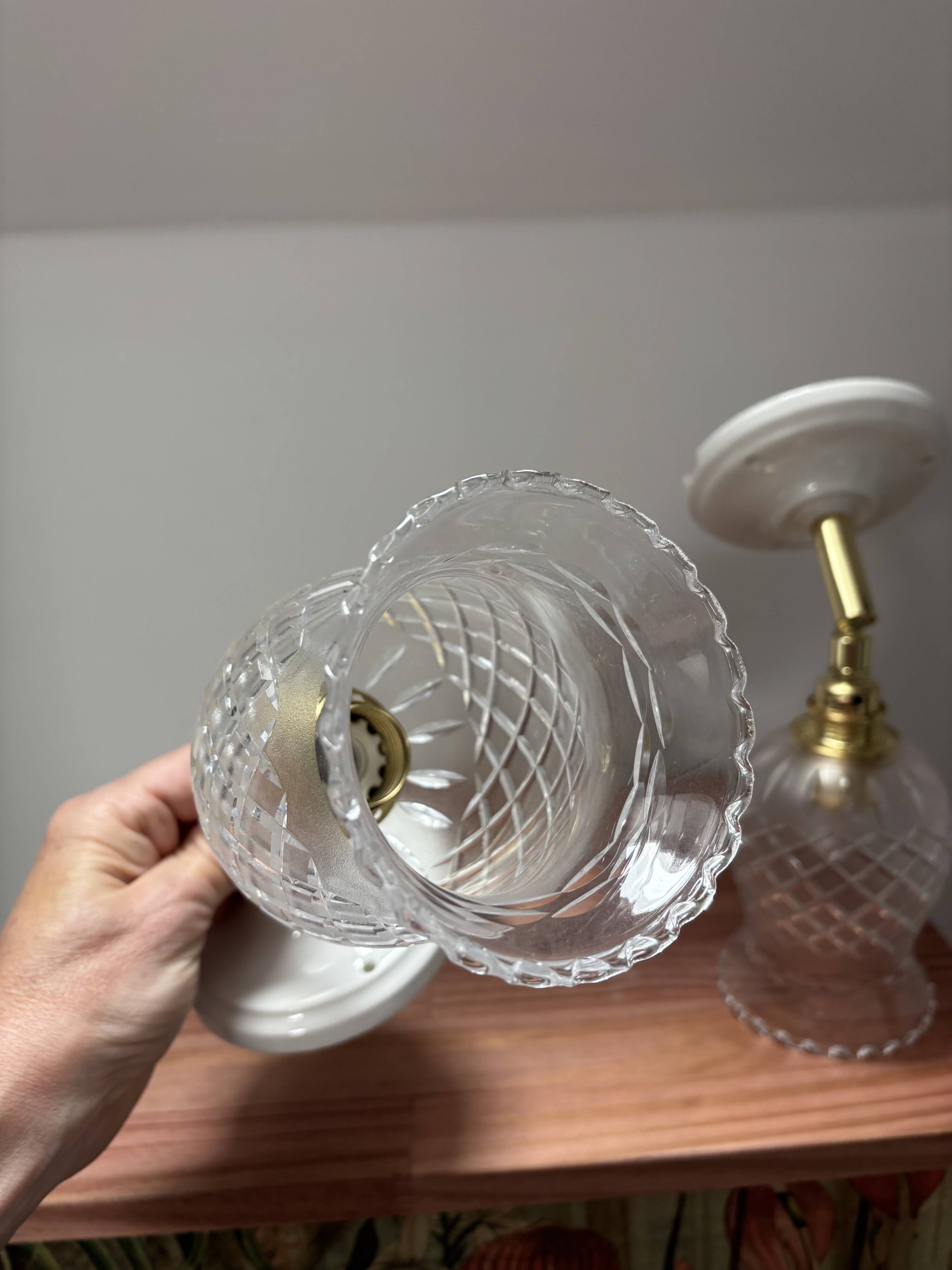 Paire d’appliques vintage en verre ciselé