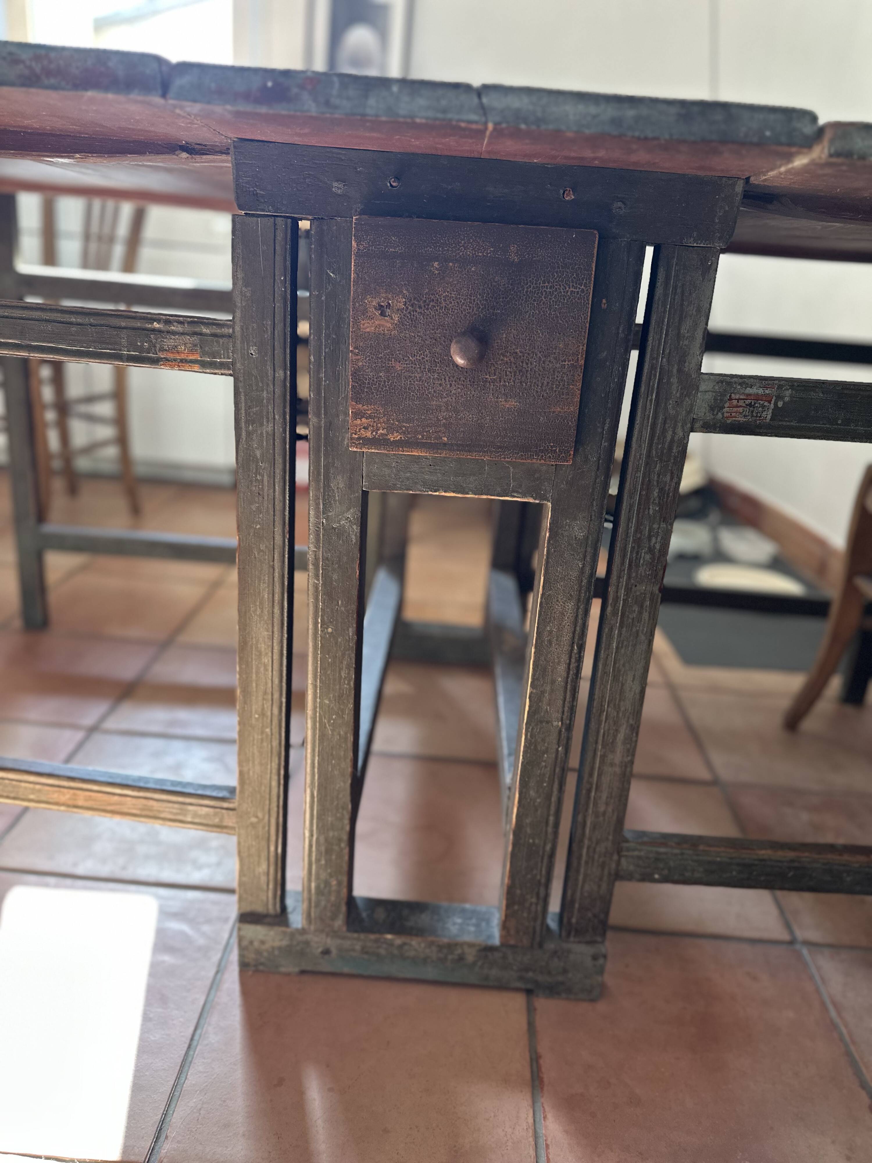 Table à manger suédoise gustavienne