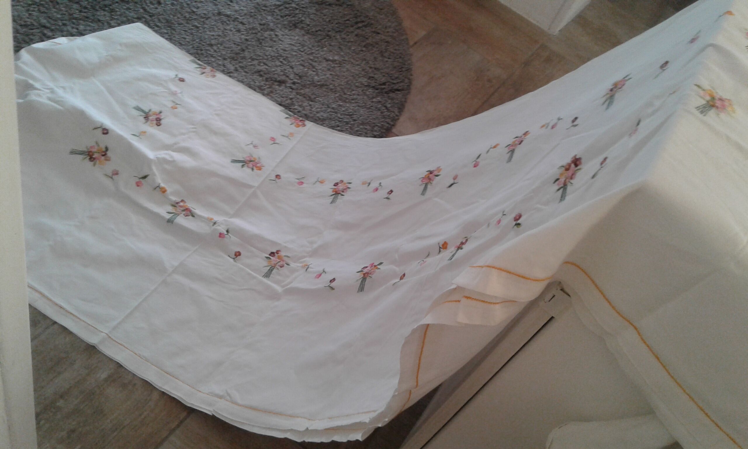 Nappe et 12 serviettes broderies fleurs champêtre