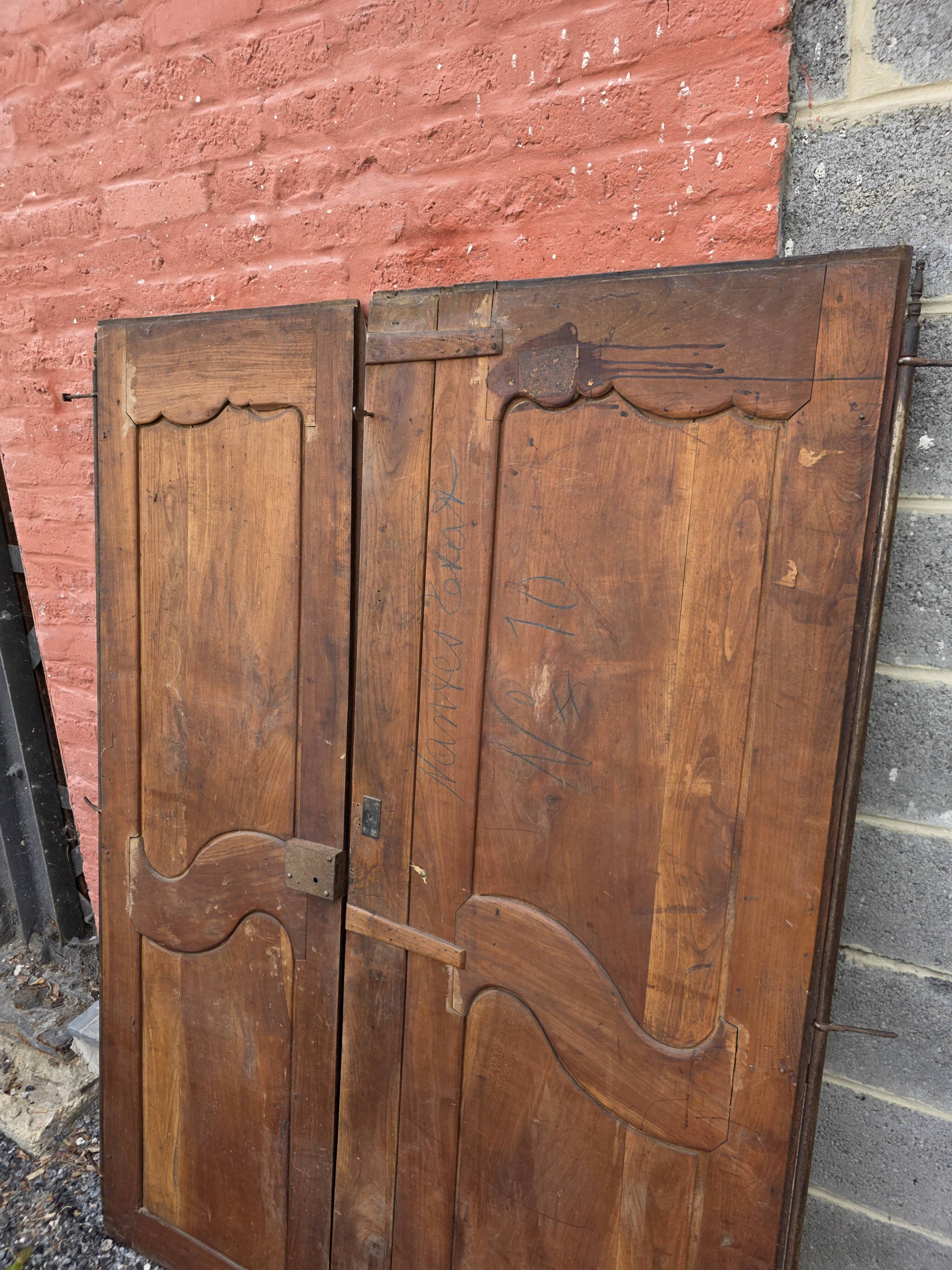 Paire de portes de placard style Louis XV en merisier massif