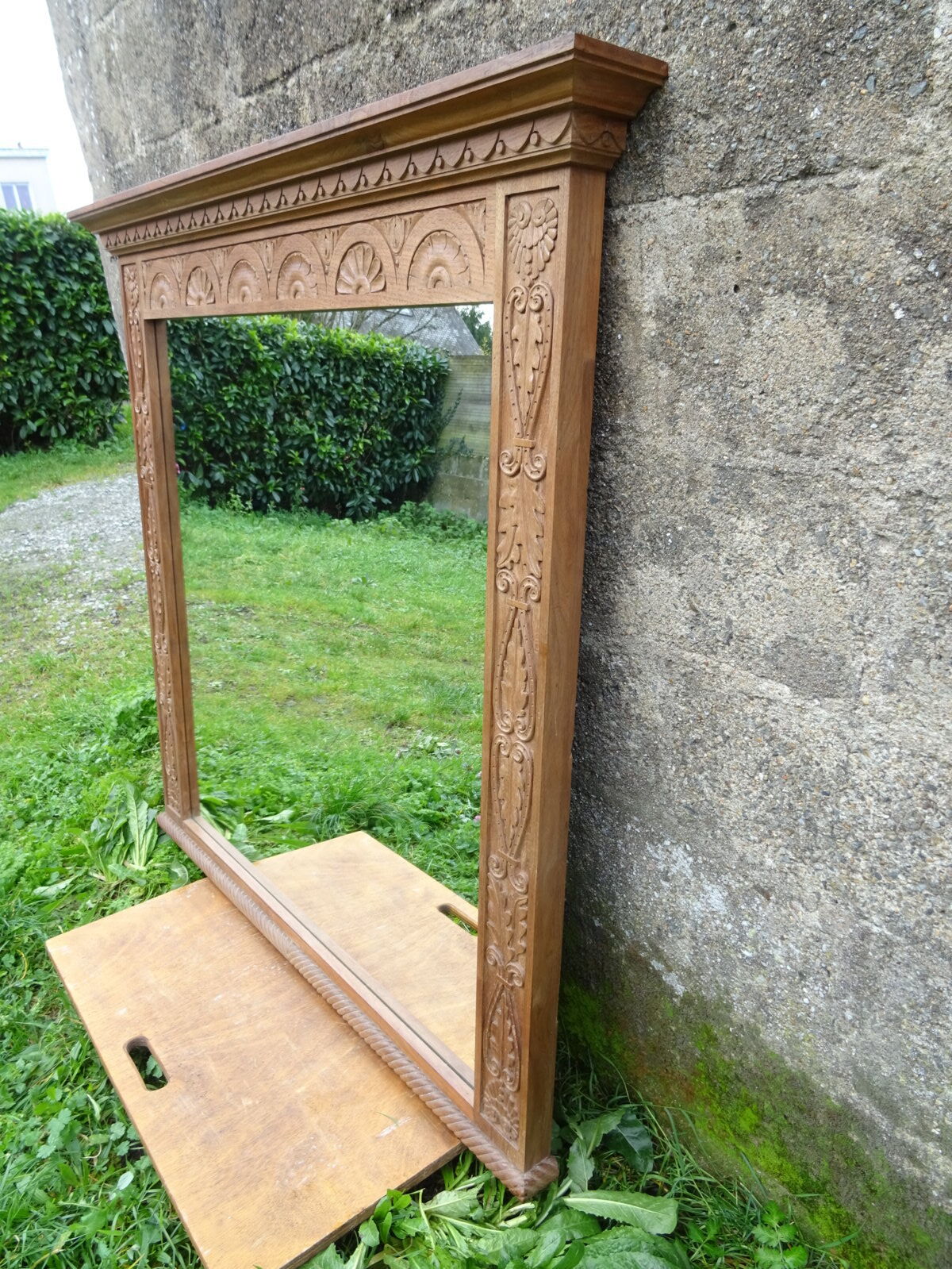 Sculpted mirror 130 x 117 cm