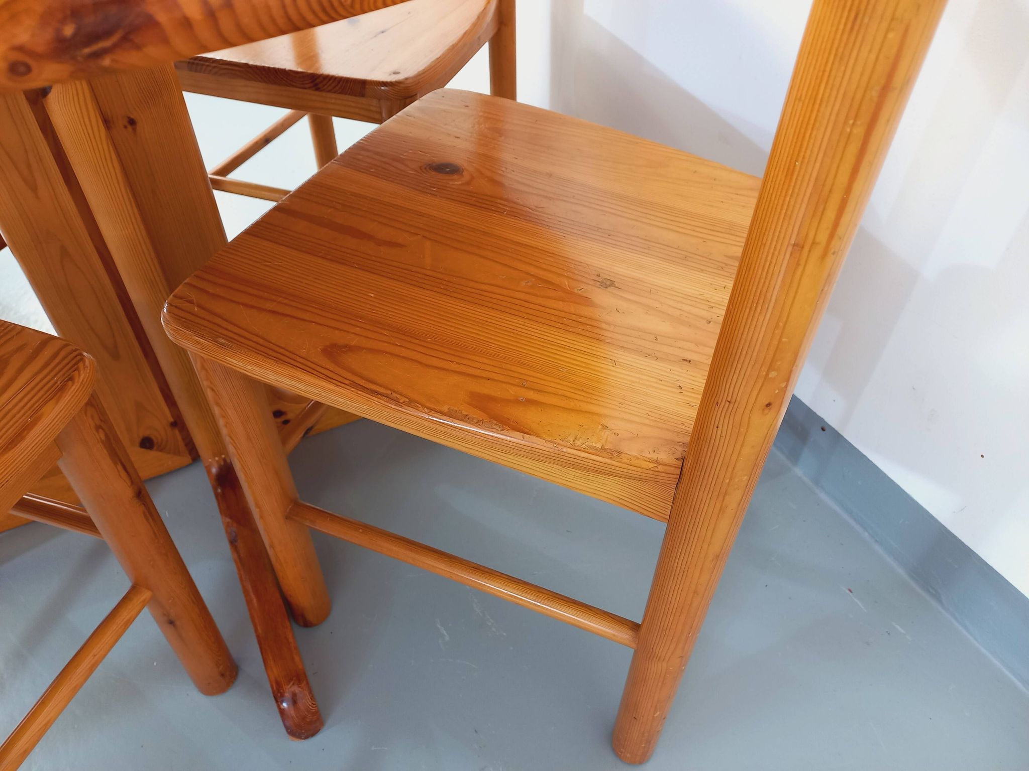 Suite of a round table with extension and 4 vintage pine chairs from the 60s and 70s