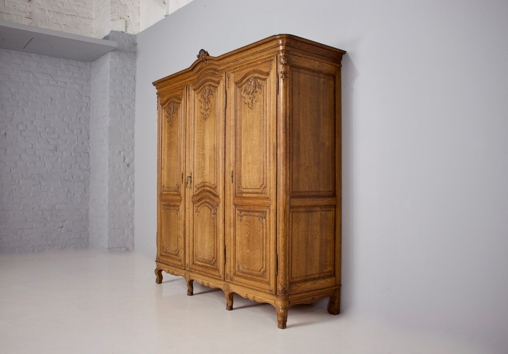Wardrobe 3 doors Louis XV