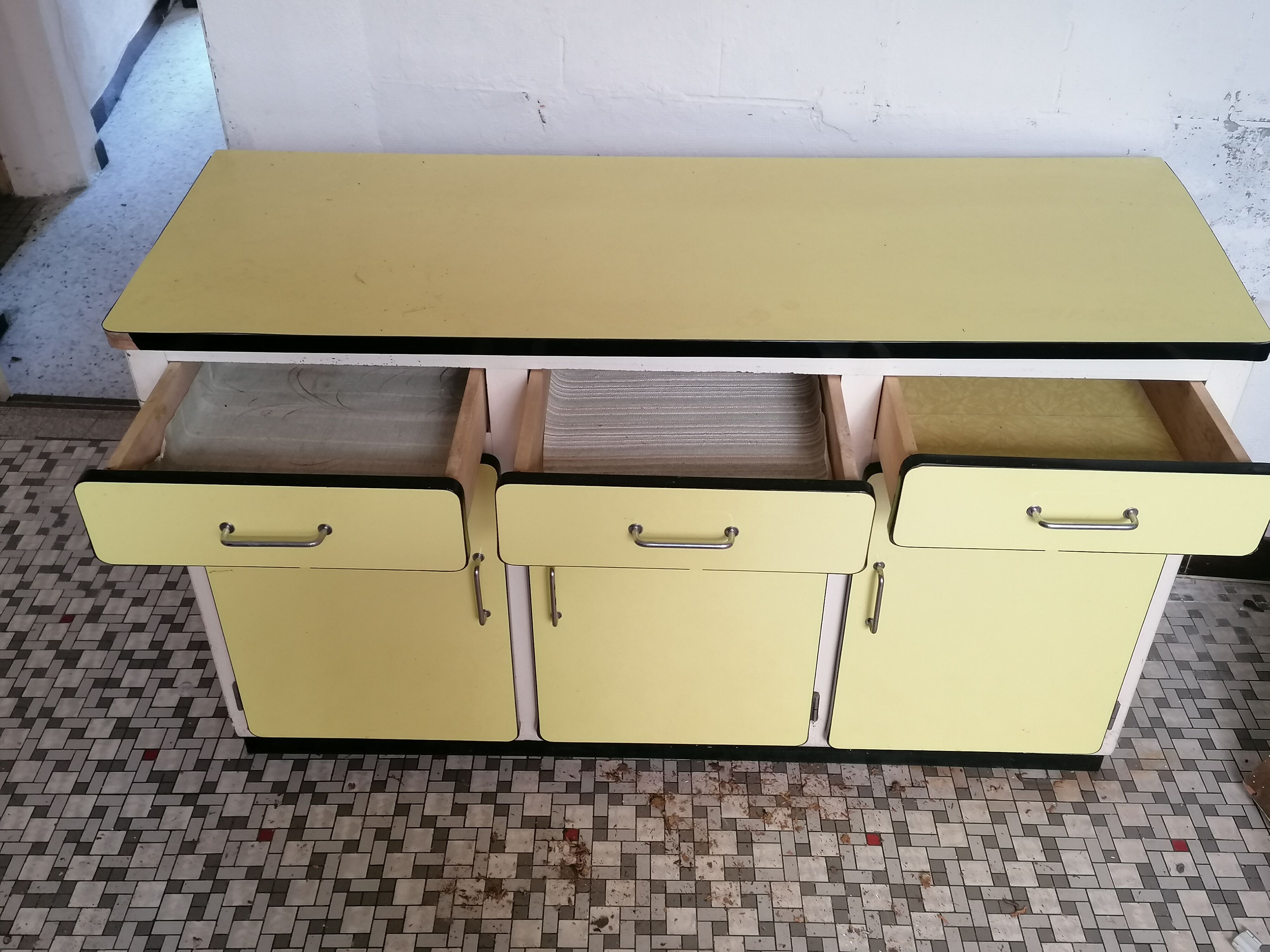 Formica kitchen set