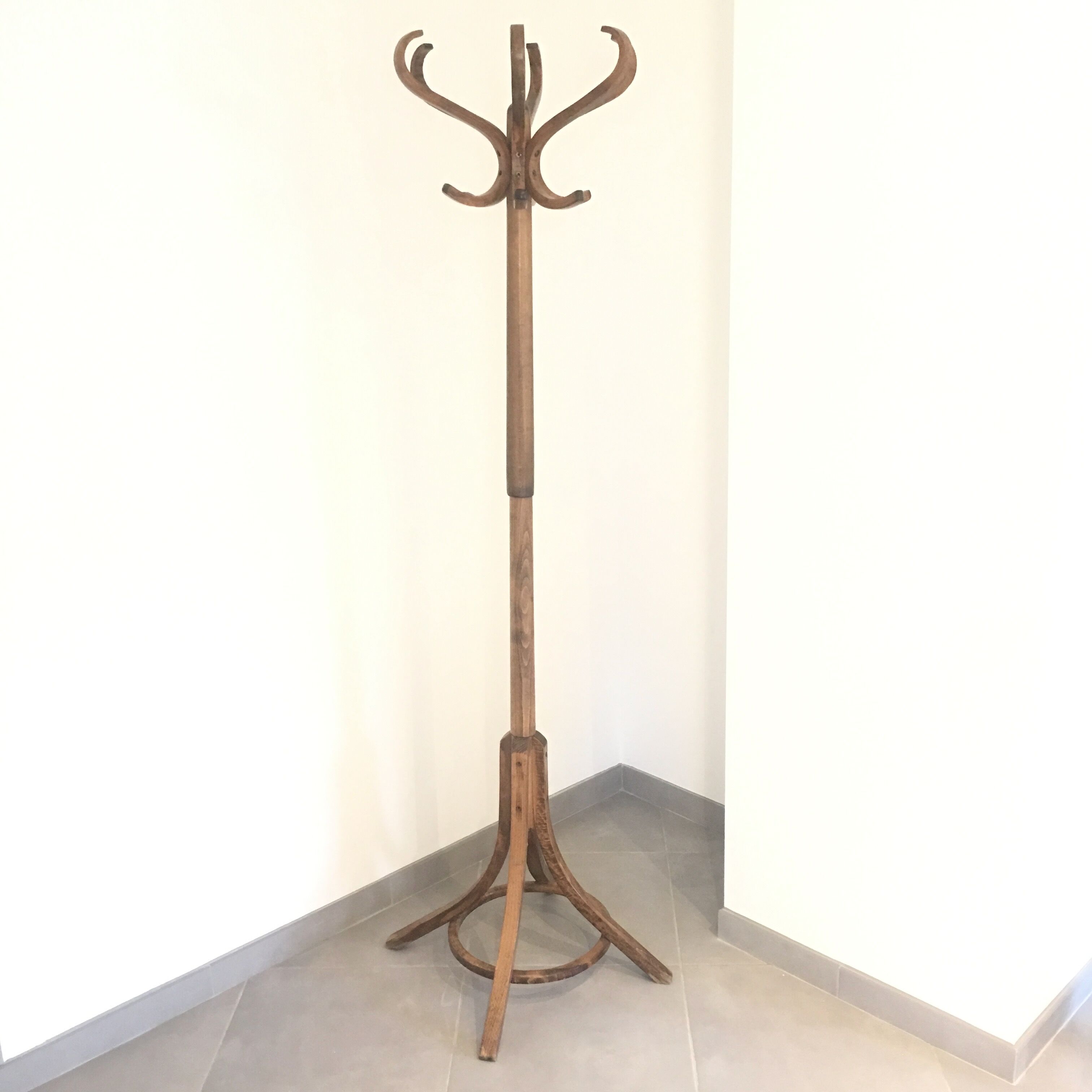 Baumann parrot coat rack