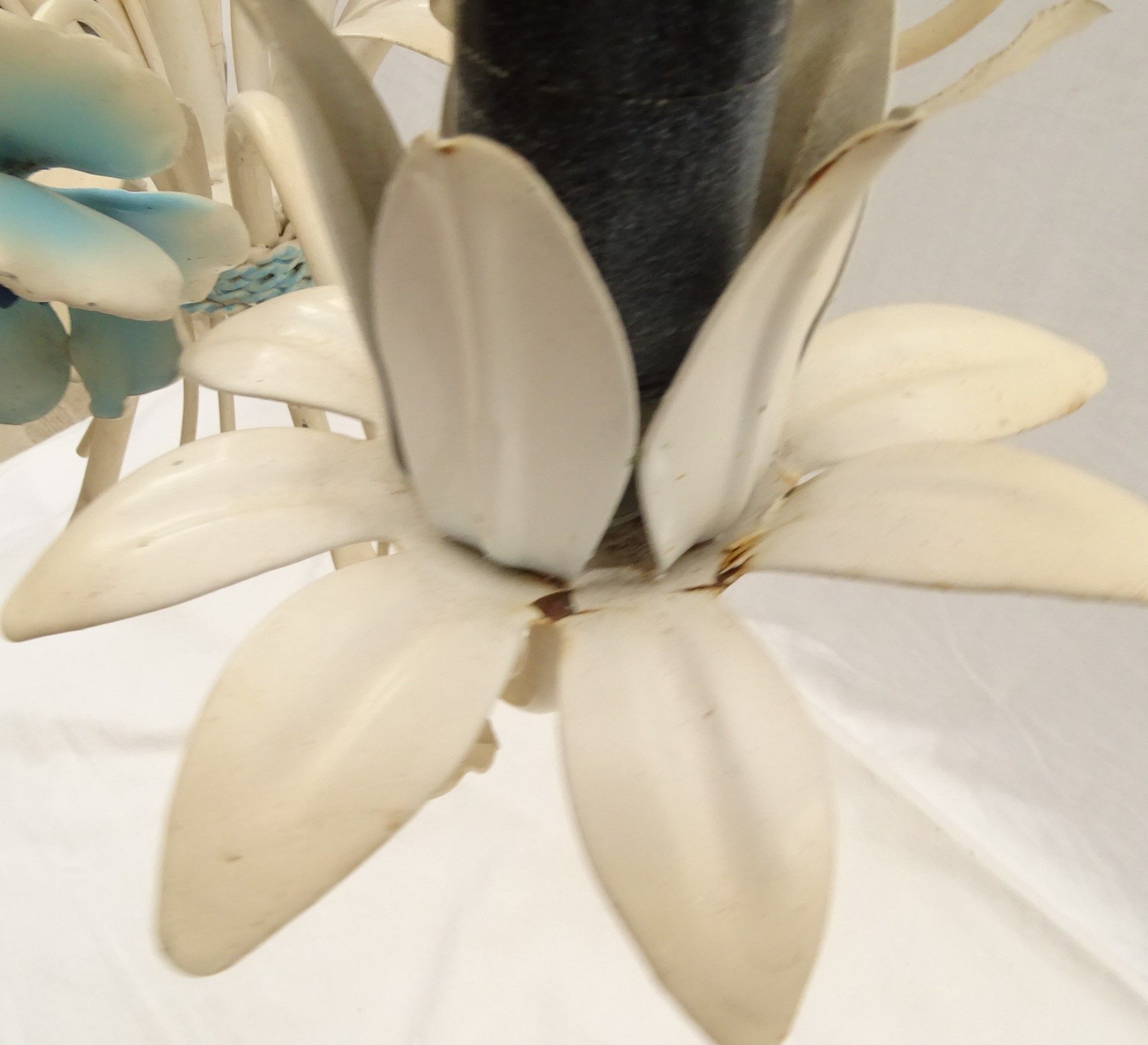 Vintage chandelier bouquet of blue flowers 5 candles in painted sheet metal.
