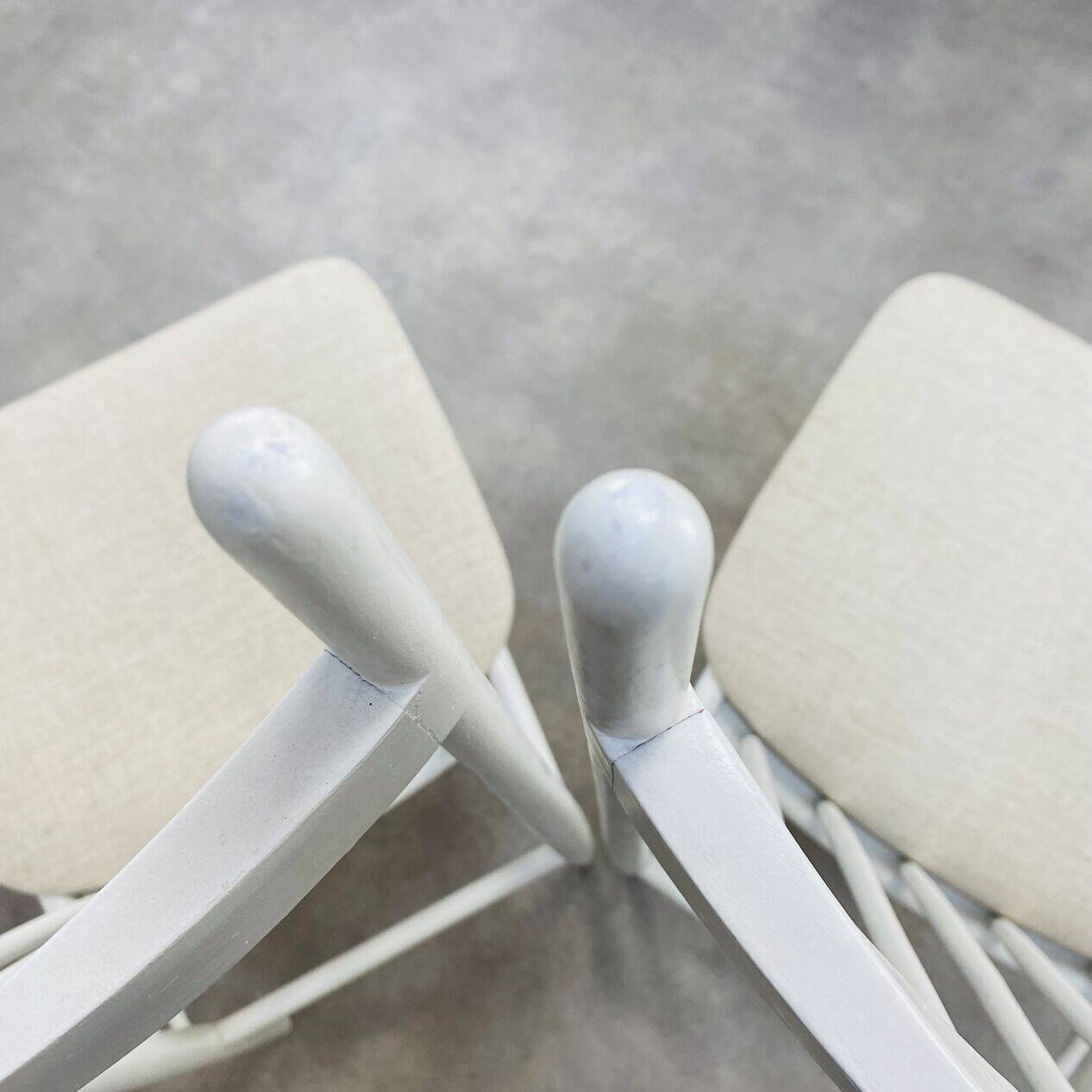 2 Scandinavian slatted chairs, white, from the 1960s.