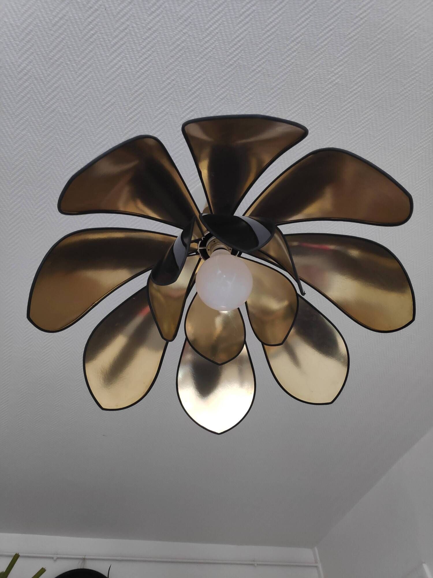 Suspension XXL fleur de lotus de Robert Schuytener noir et or