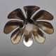 Suspension XXL fleur de lotus de Robert Schuytener noir et or