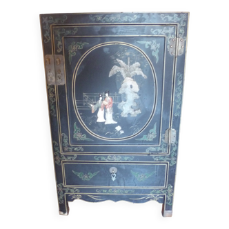 Small chinese lacquered furniture in black with mother-of-pearl inlays / 1 door / 1 drawer
