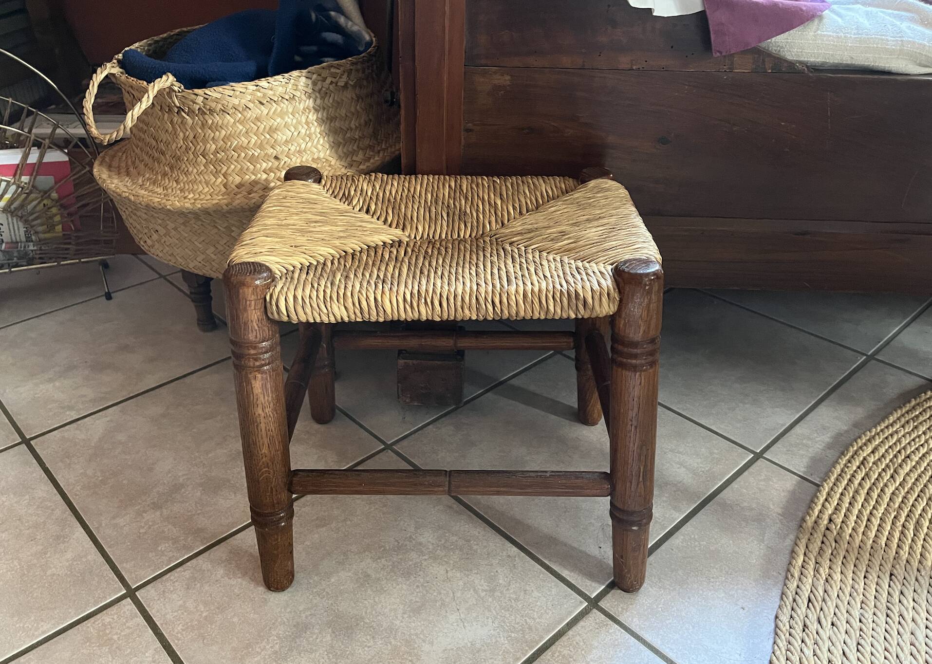 Tabouret bas en paille