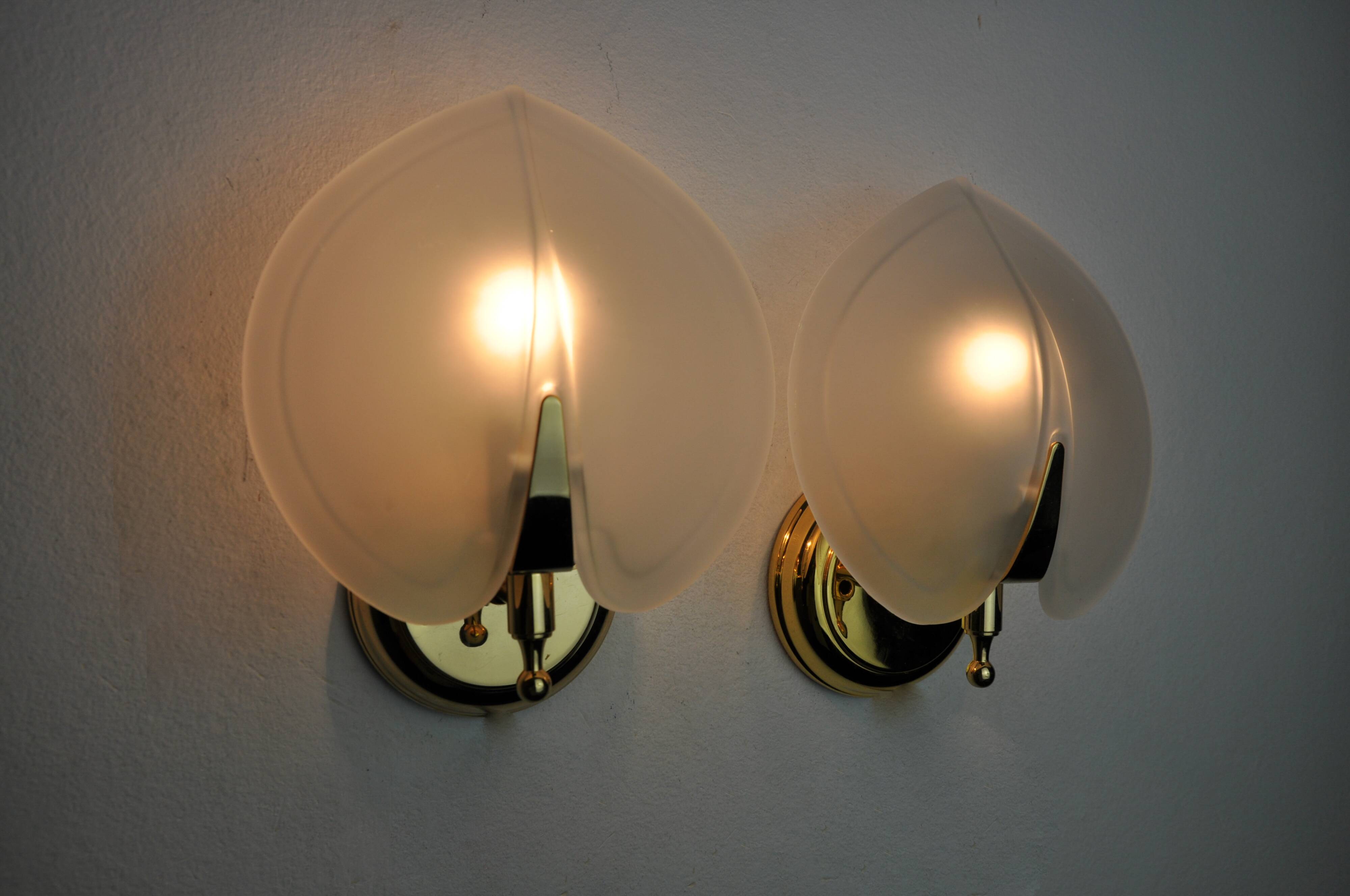 Pair of wall lamps "sheet" in opaque glass, murano, Italy 1980