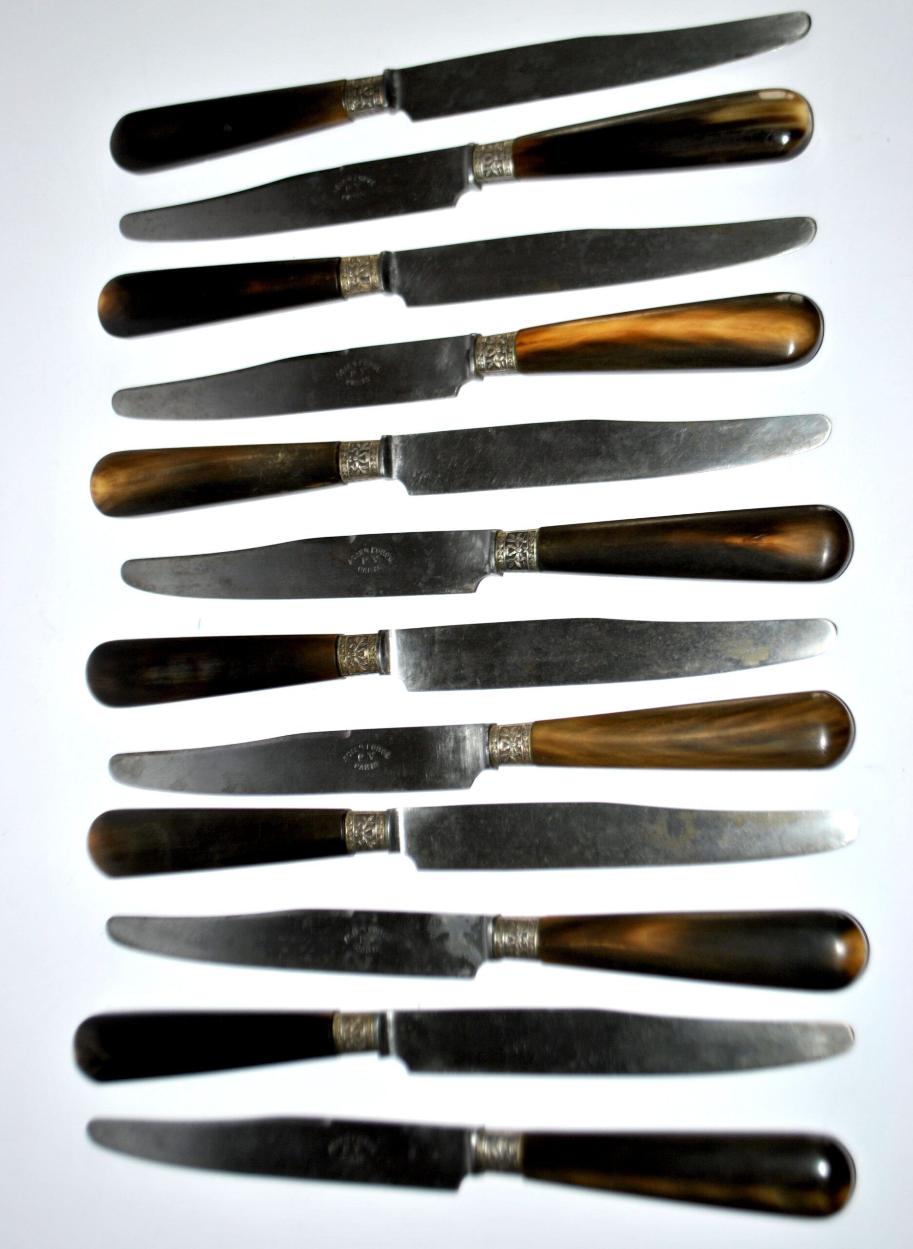 Set of 12 antique table knives from 1900 with horn handles and forged steel blades, Paris, 24.5 cm long.