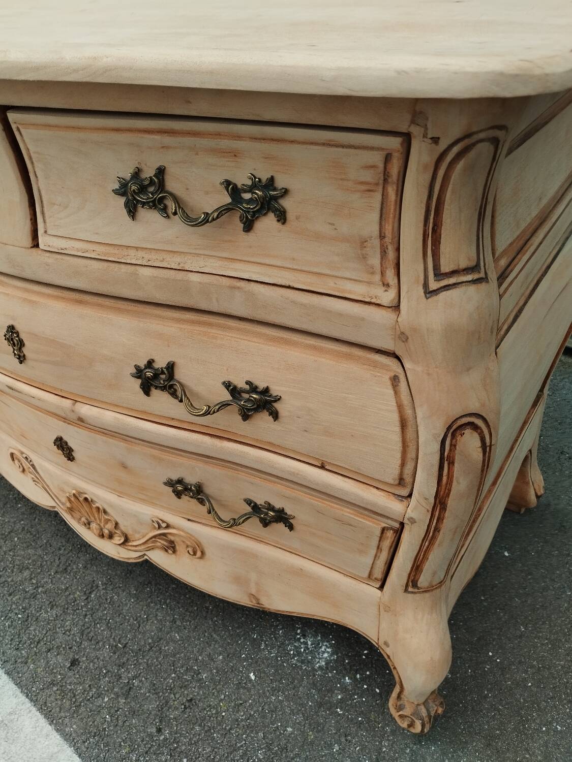 Beautiful antique Louis XV style chest of drawers