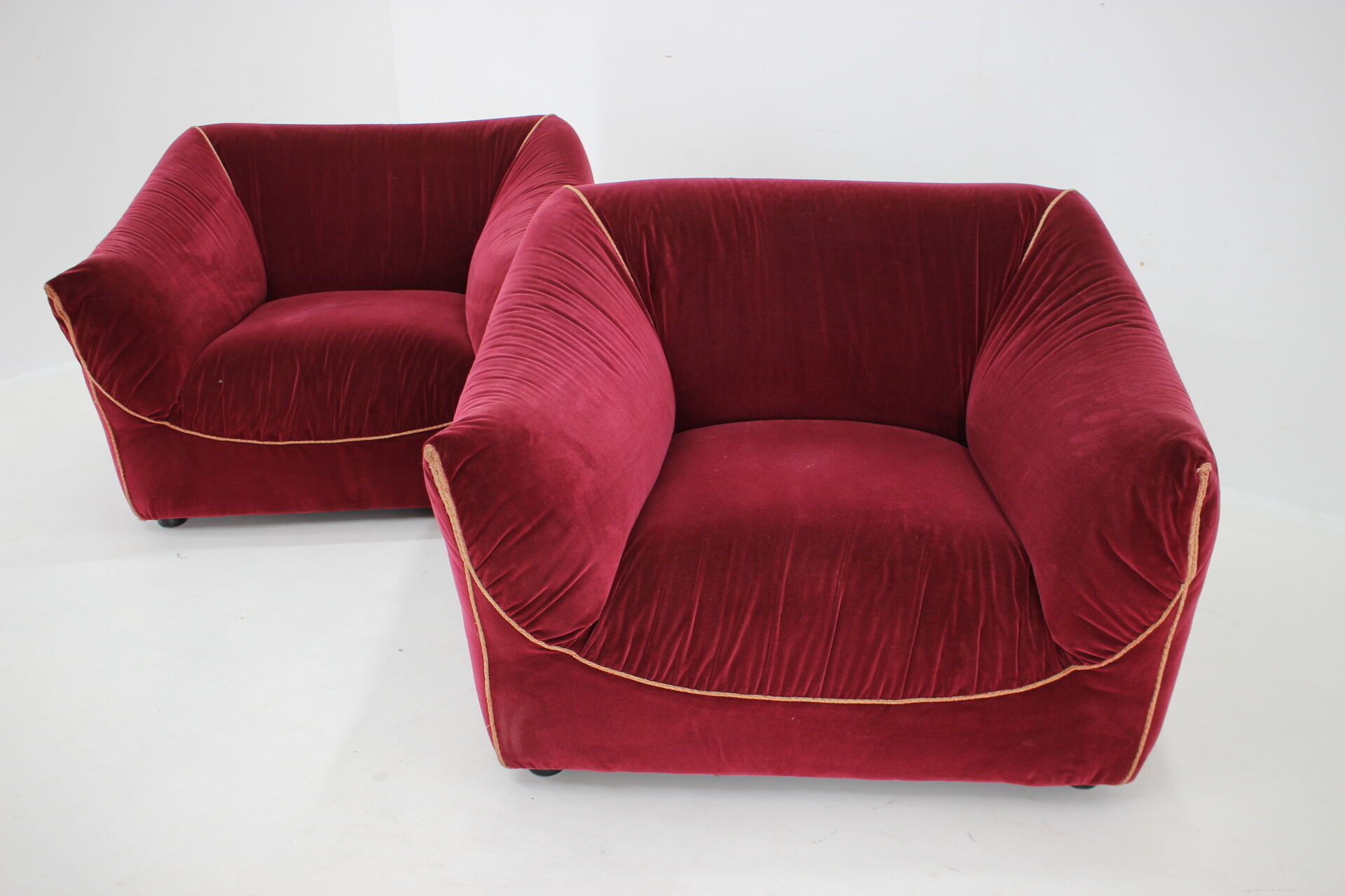 Paire de fauteuils italiens en velours années 1970
