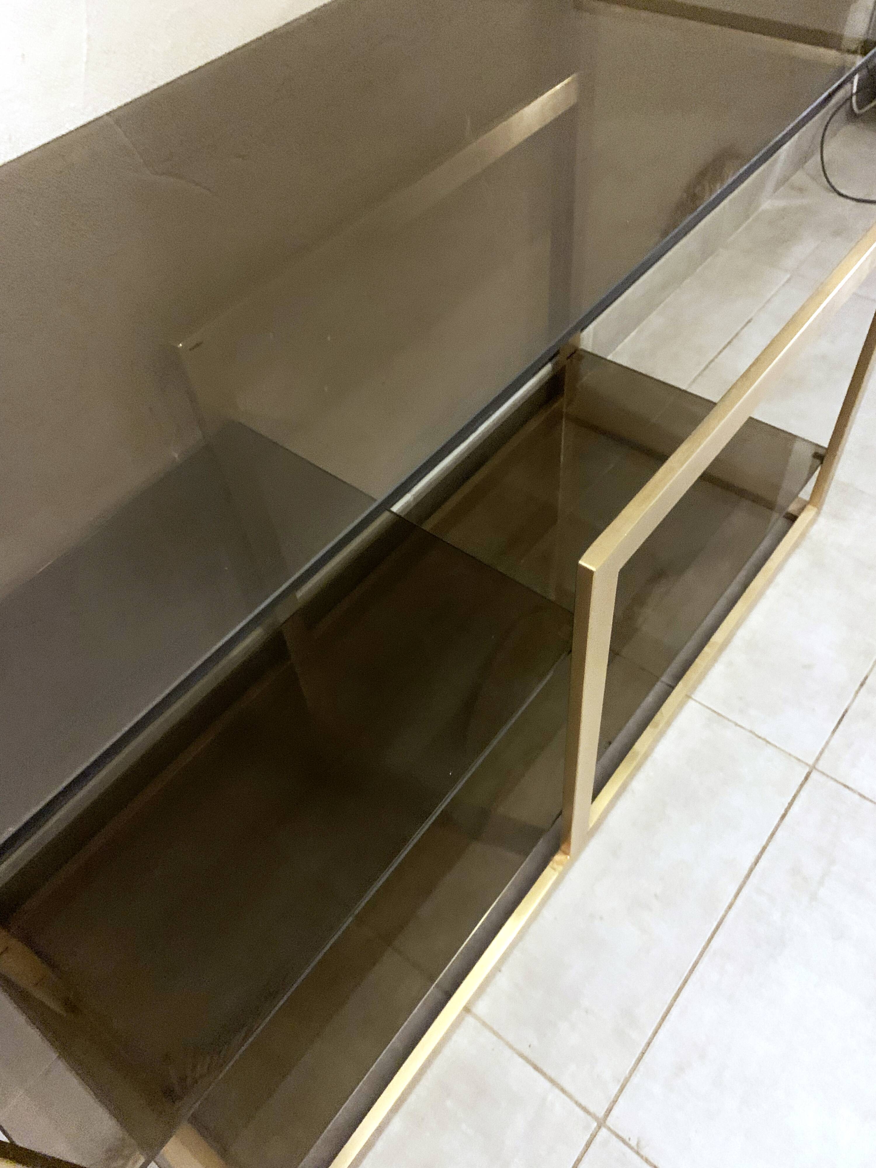 Console / étagère vintage en laiton doré et verre fumé des années 50