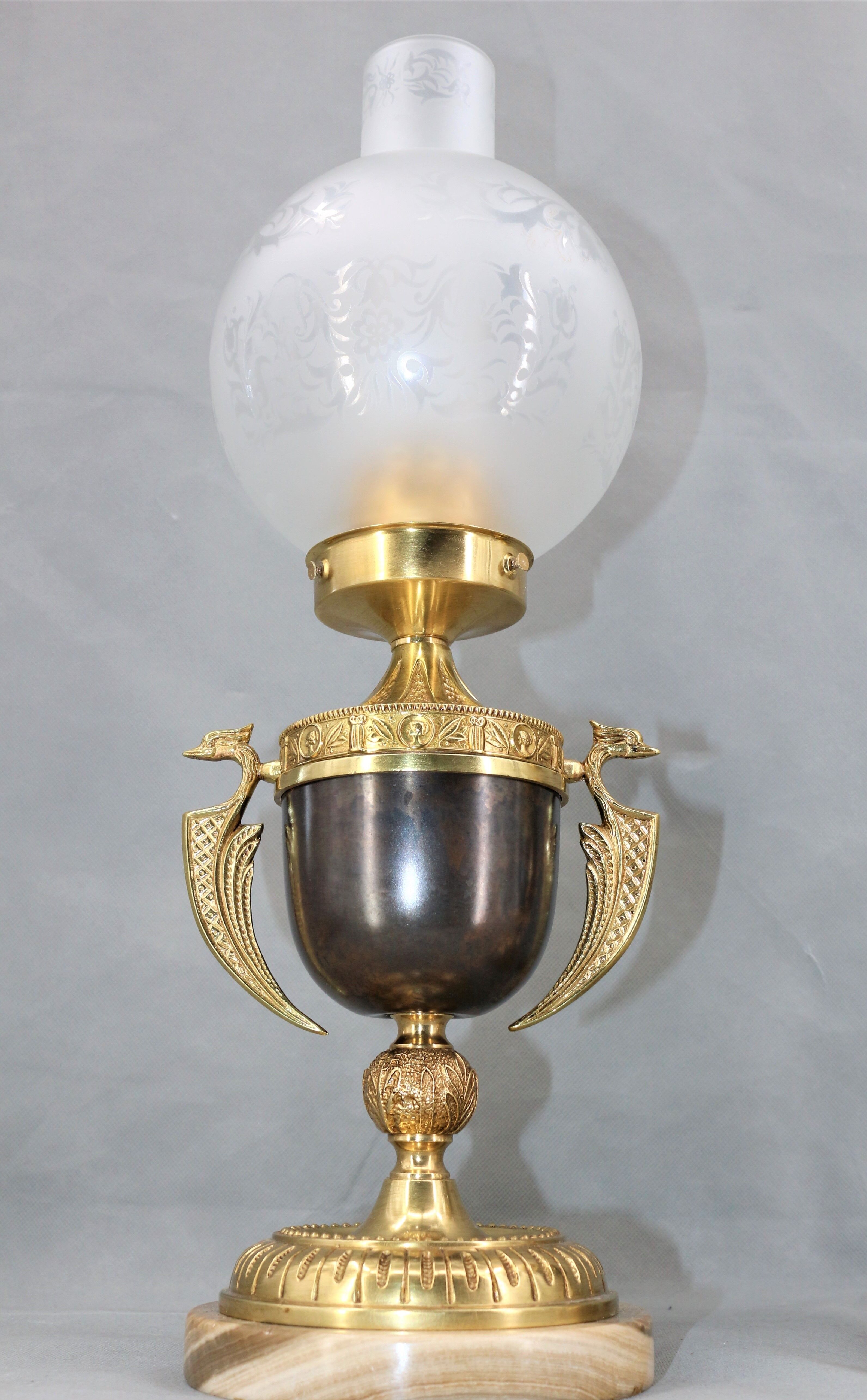 Paire de lampes en bronze doré patiné et verre renflé