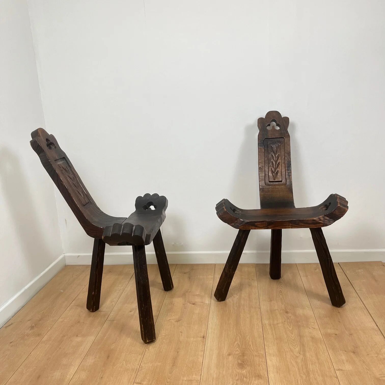 Pair of low tripod chairs in solid wood, mid-20th century.