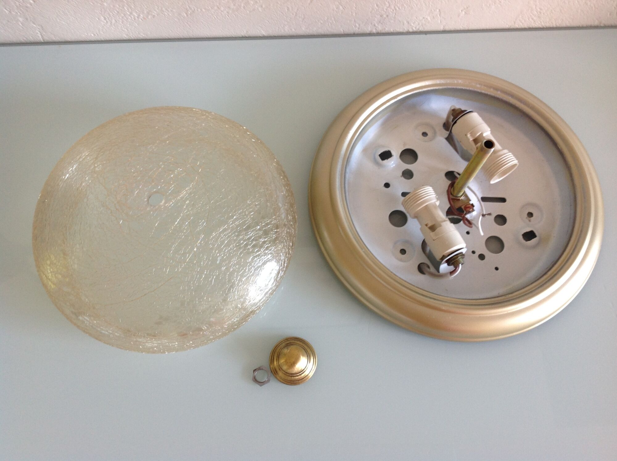 Round ceiling light in gold metal and amber cracked glass 70/80