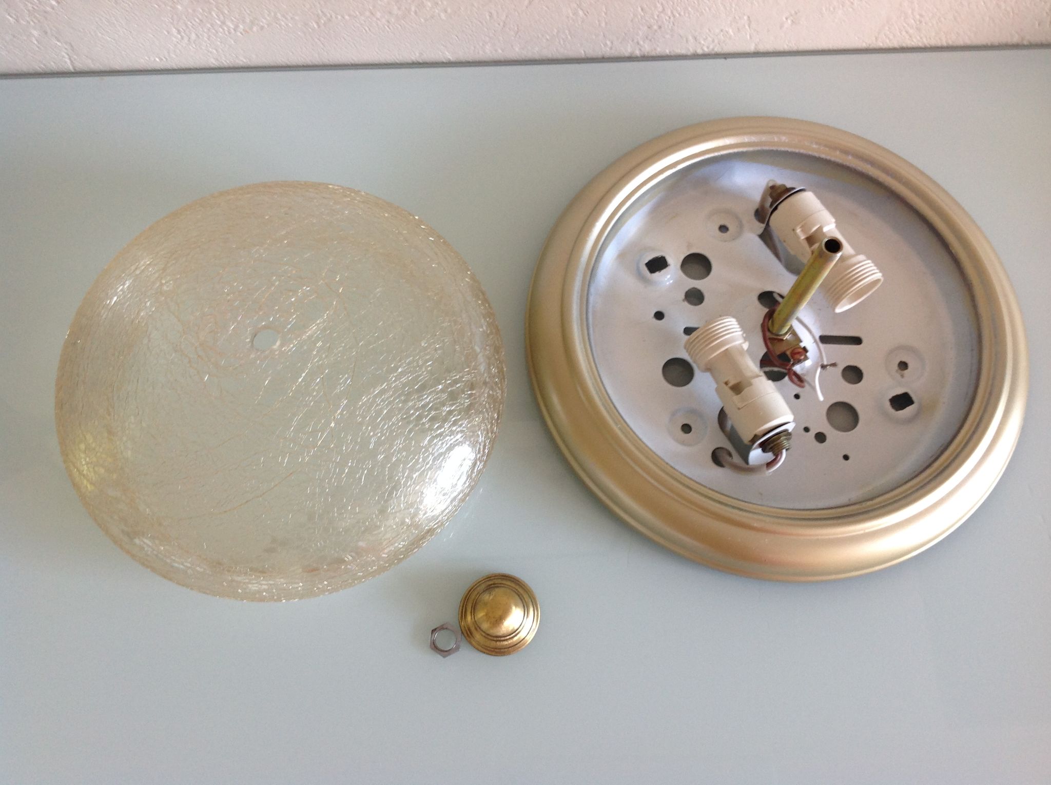 Round ceiling light in gold metal and amber cracked glass 70/80