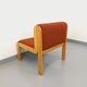 Fauteuil chauffeuse Fröscher vintage en tissu orange et bois des années 70 80