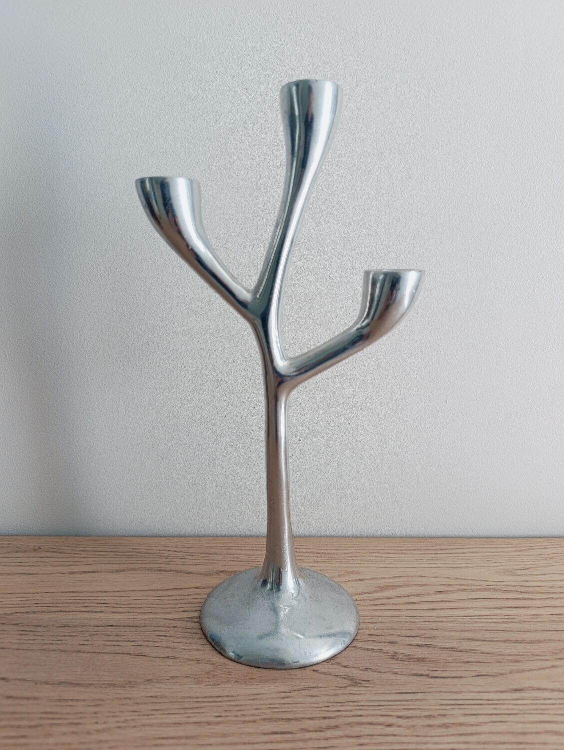 Tripod candle holder design in aluminium