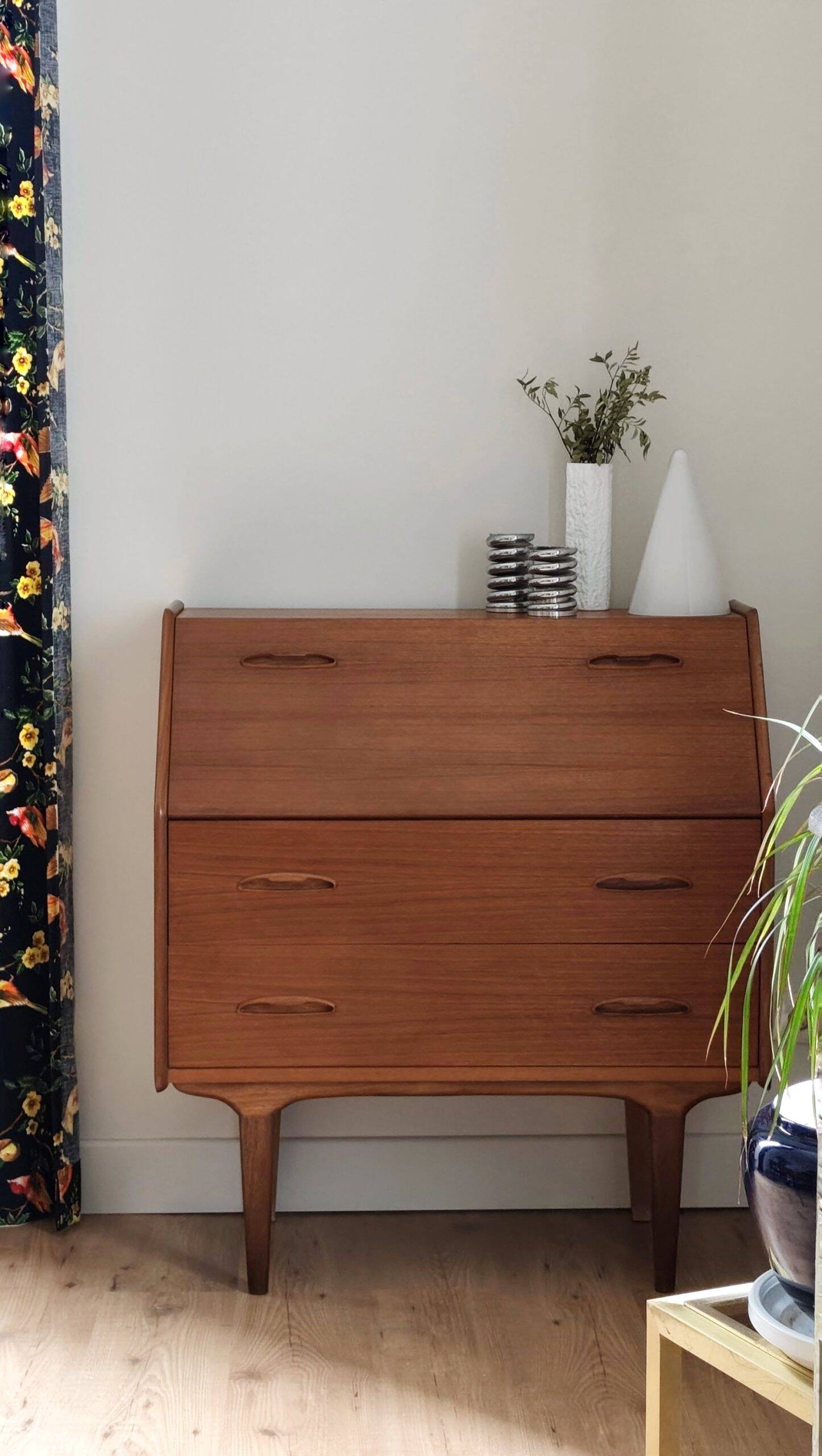 Large spring pen holder in steel – 1970s design