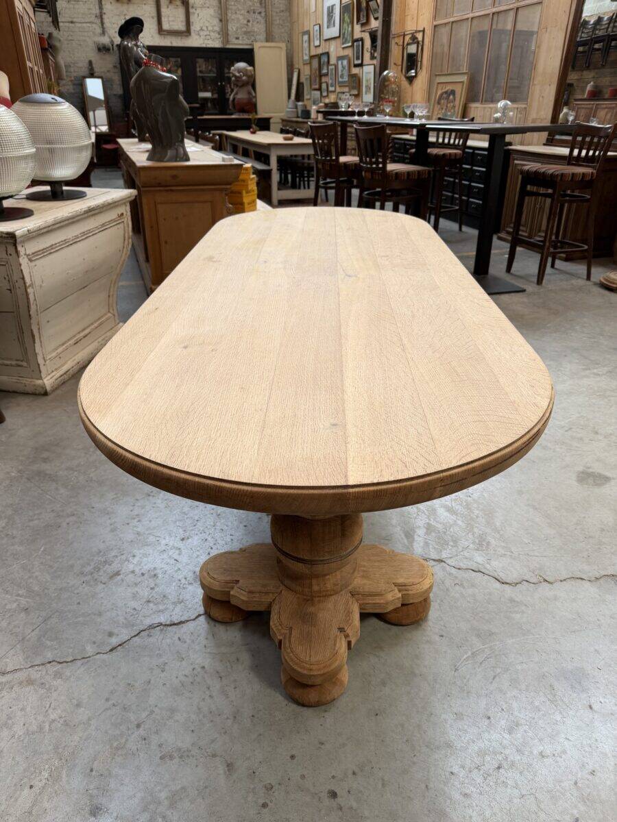 Oval table in solid oak
