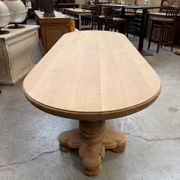 Oval table in solid oak