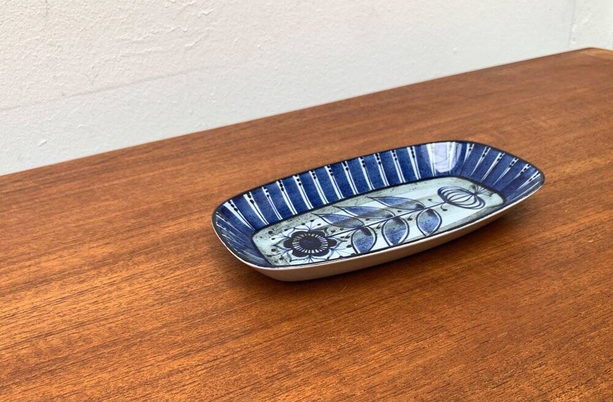 Danish porcelain bowl from the mid-century by Aluminia Royal Copenhagen, 1960s.