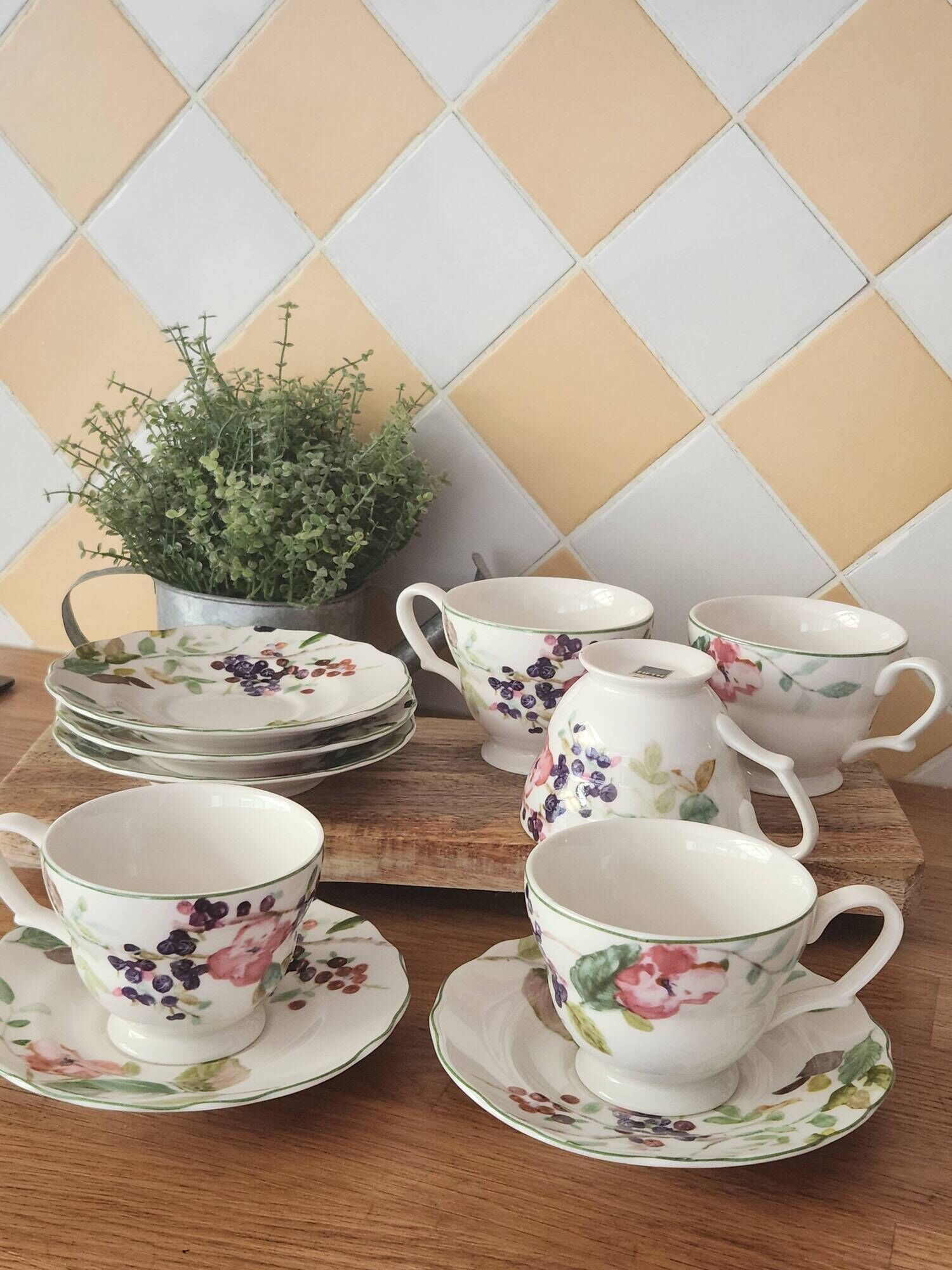 Set of fine porcelain tea cups & saucers 222 FIFTH "Wild Flower"