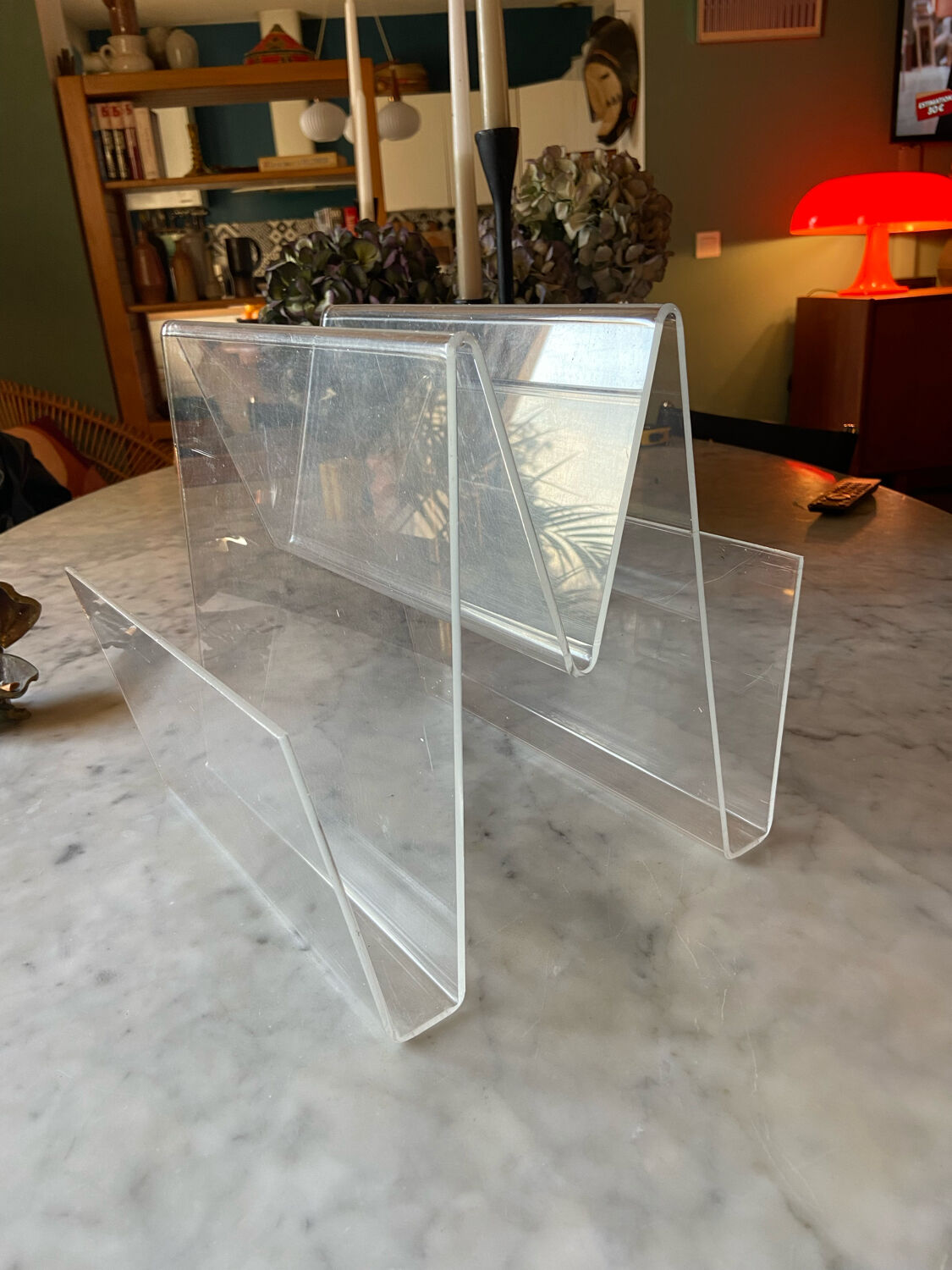 Magazine holder in altuglas 70s