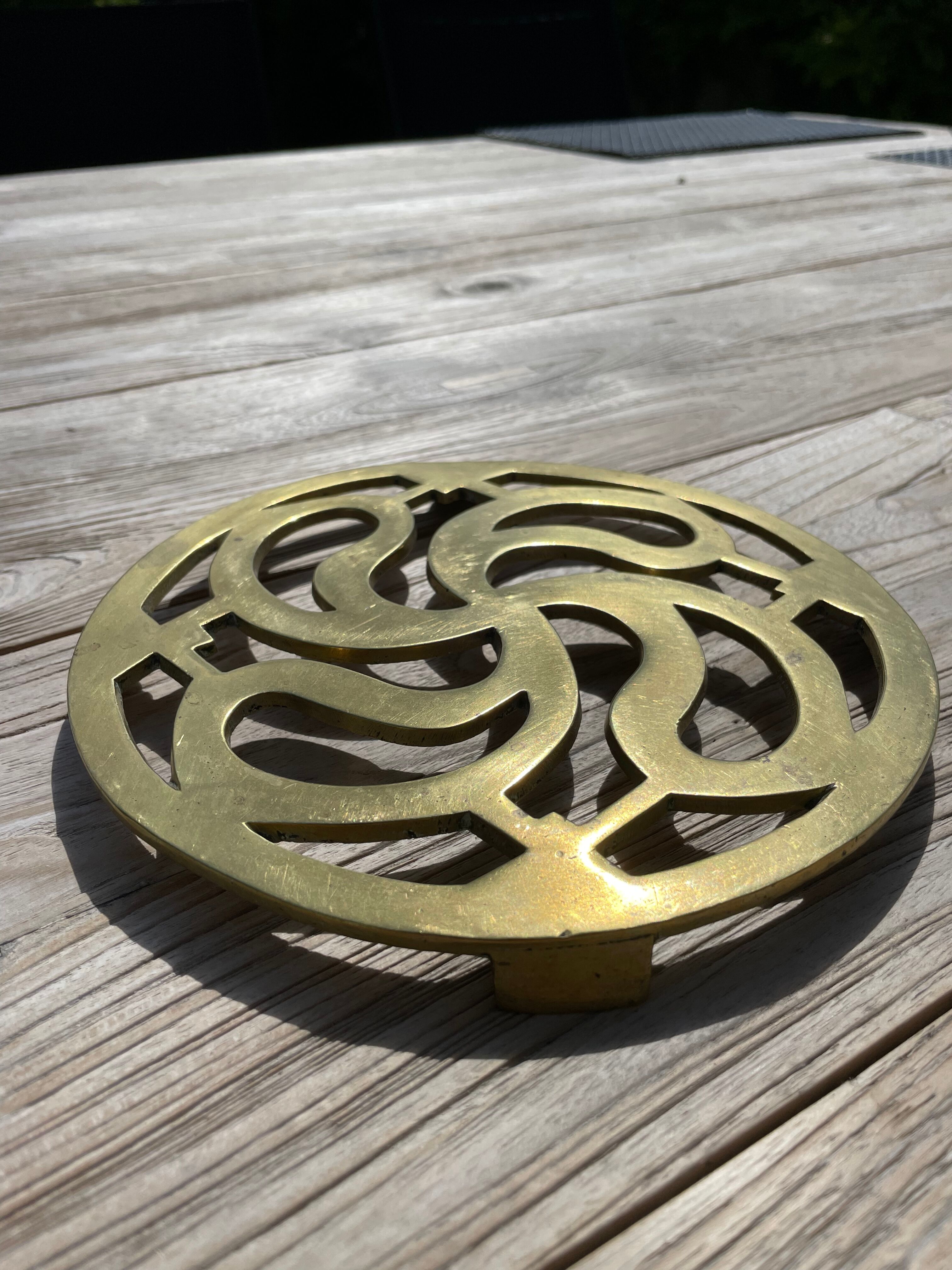 Underside brass ju