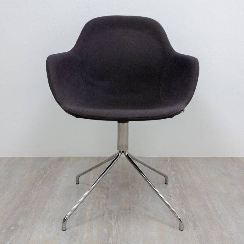 Chaise Palma de chez Offecct en tissu gris foncé