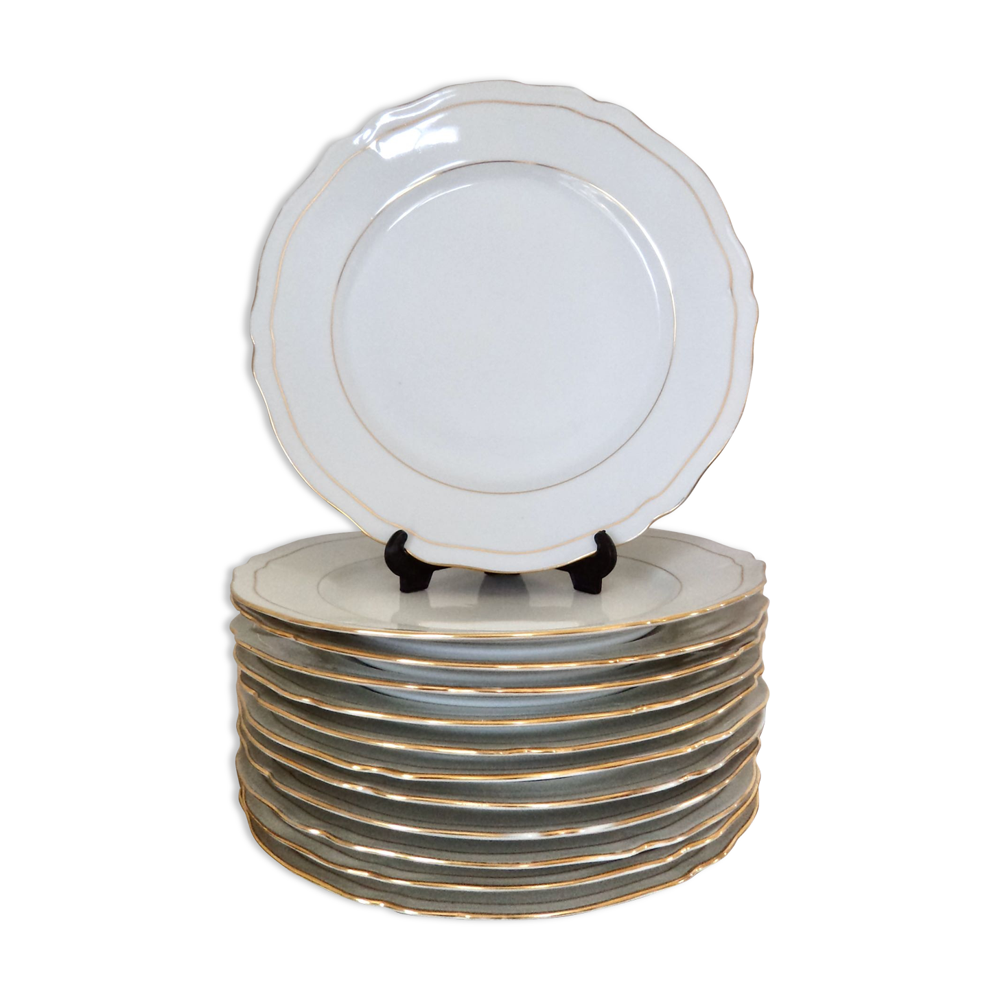 Set of 12 flat plates made of Limoges porcelain