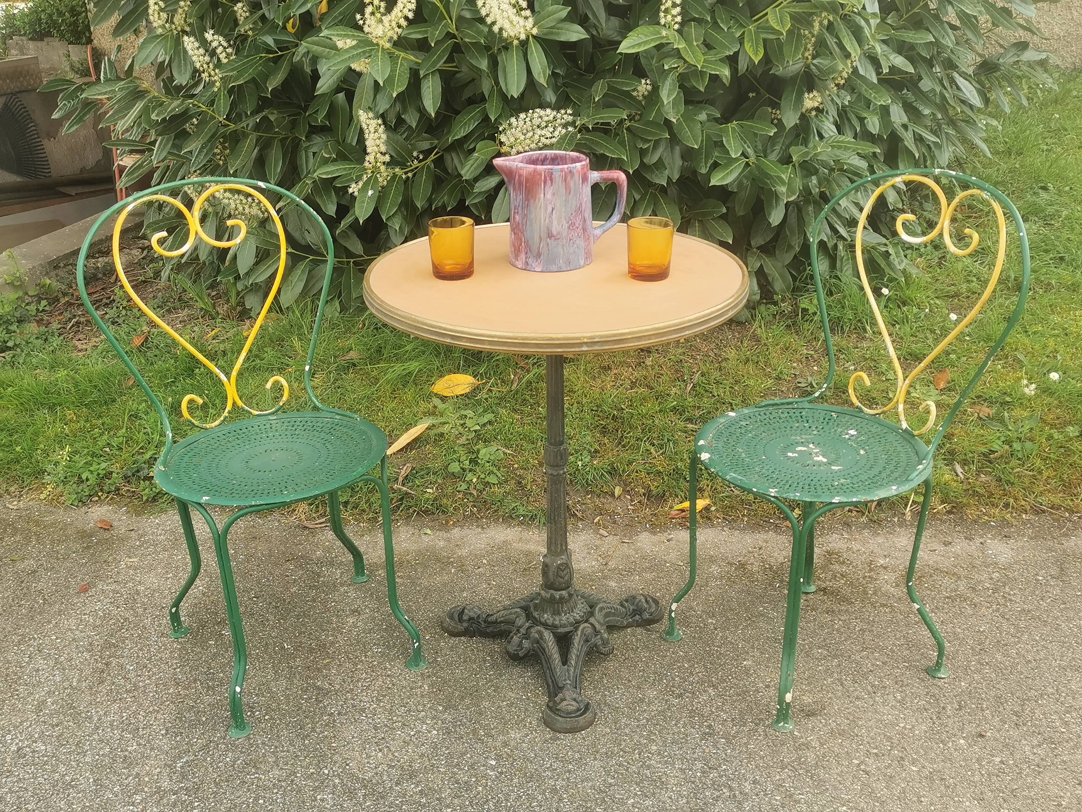 Table vintage de bistrot parisien