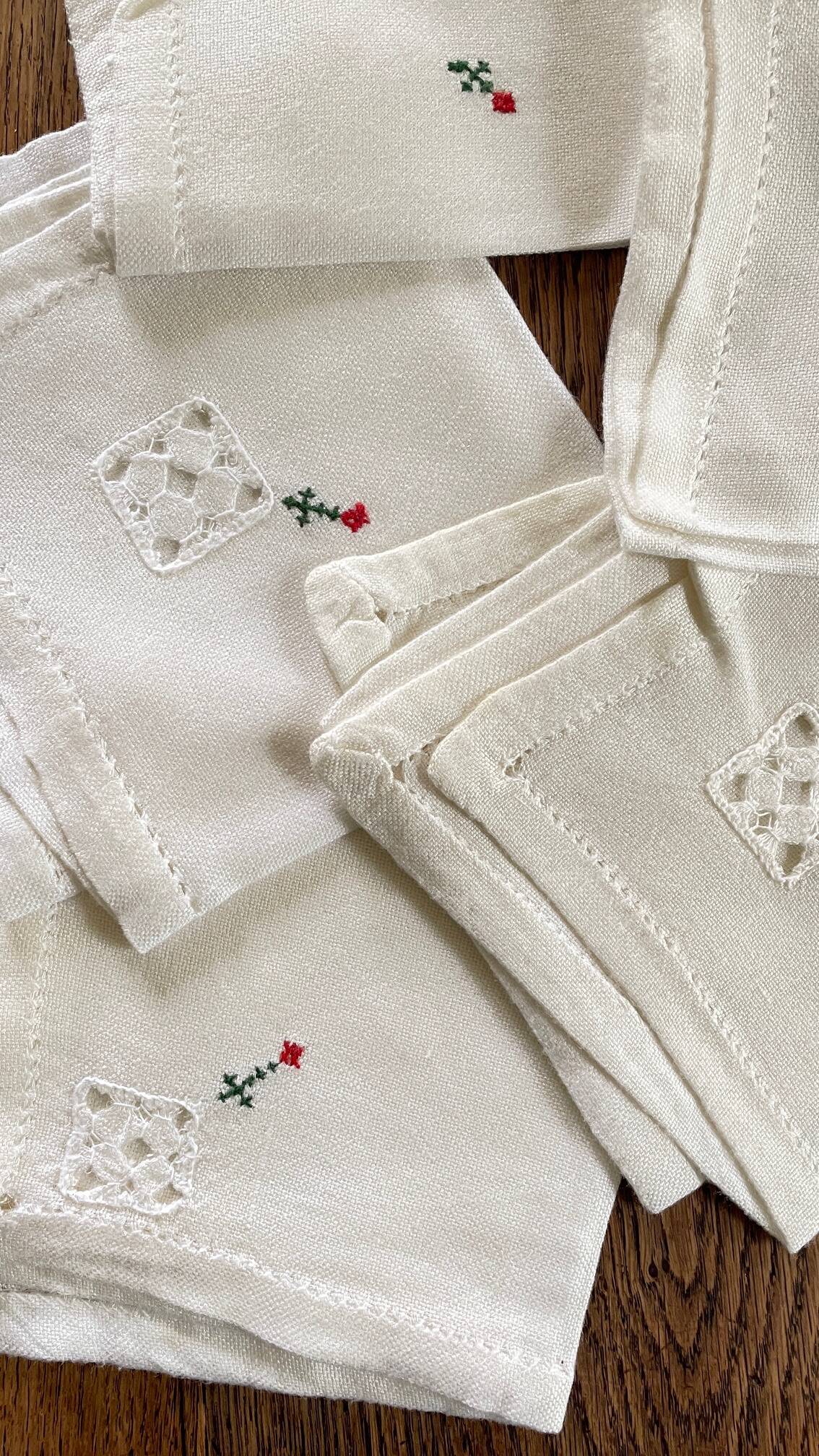 Embroidered tablecloth + 12 vintage napkins