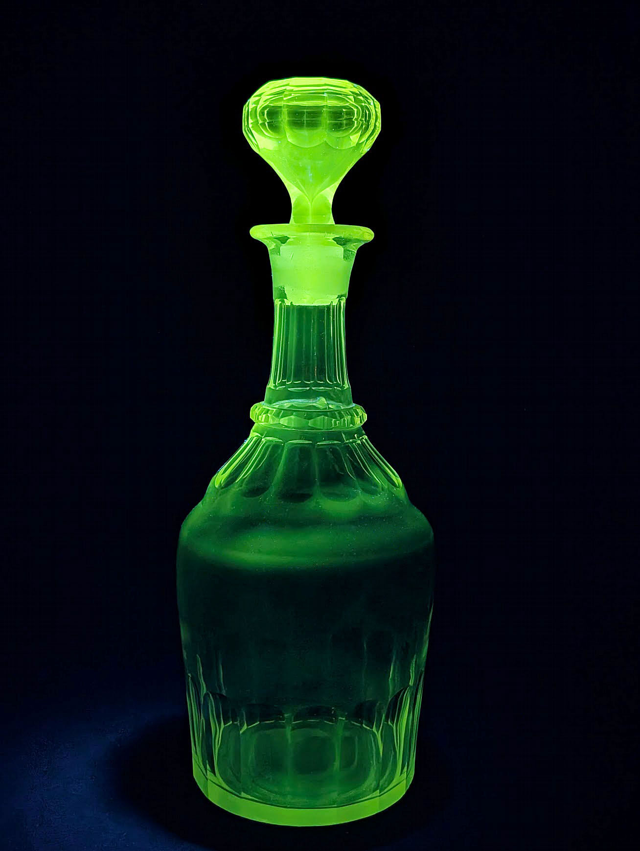 Antique decanter "with flat ribs" Louis Philippe style (1830-1850)