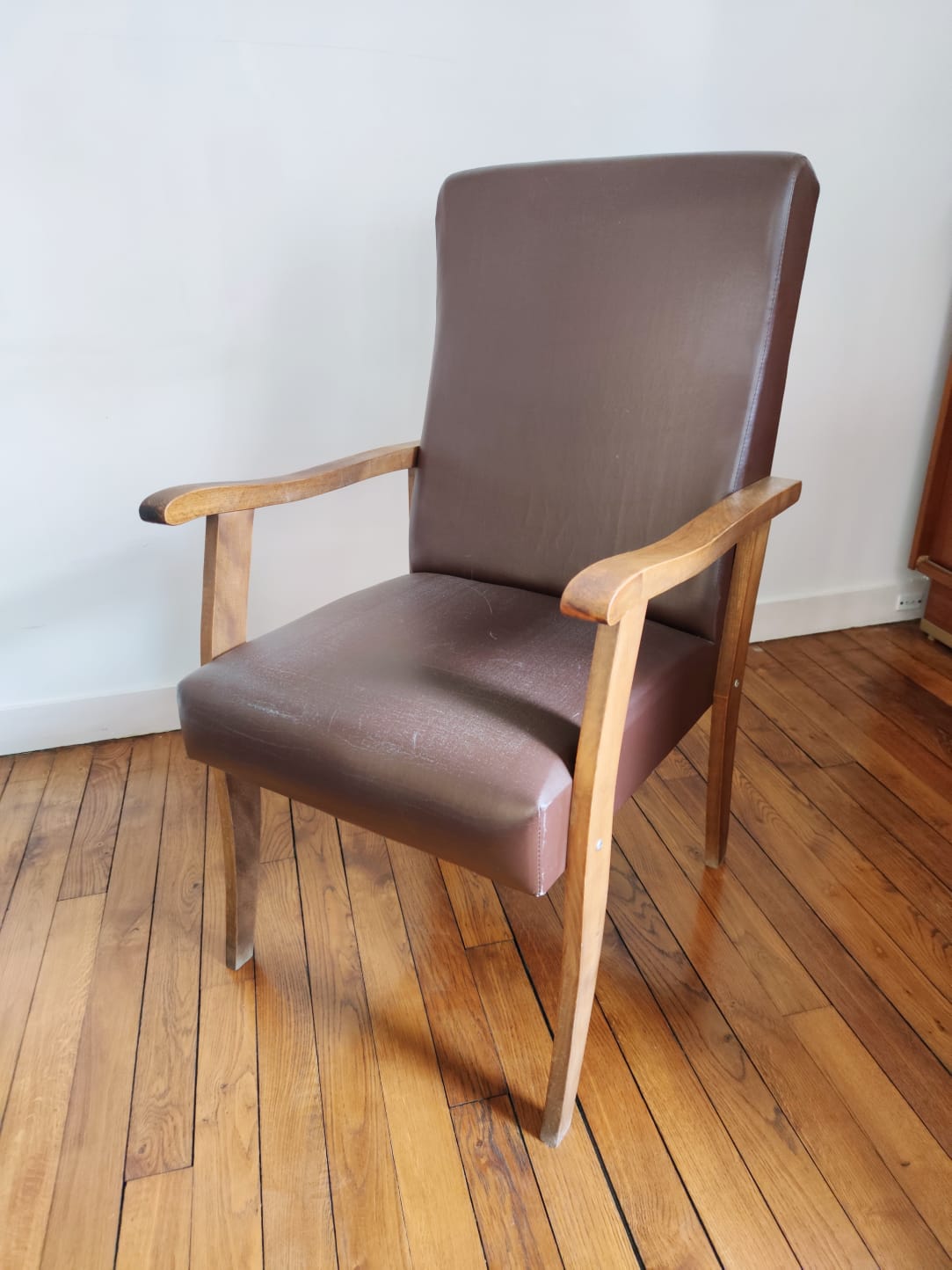 Paire de fauteuils moleskine marron