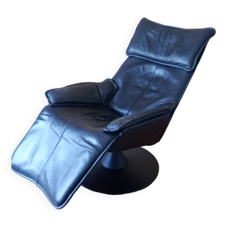 Armchair by designer Hjellegjerde. Contura Zero Gravity model for Modi.