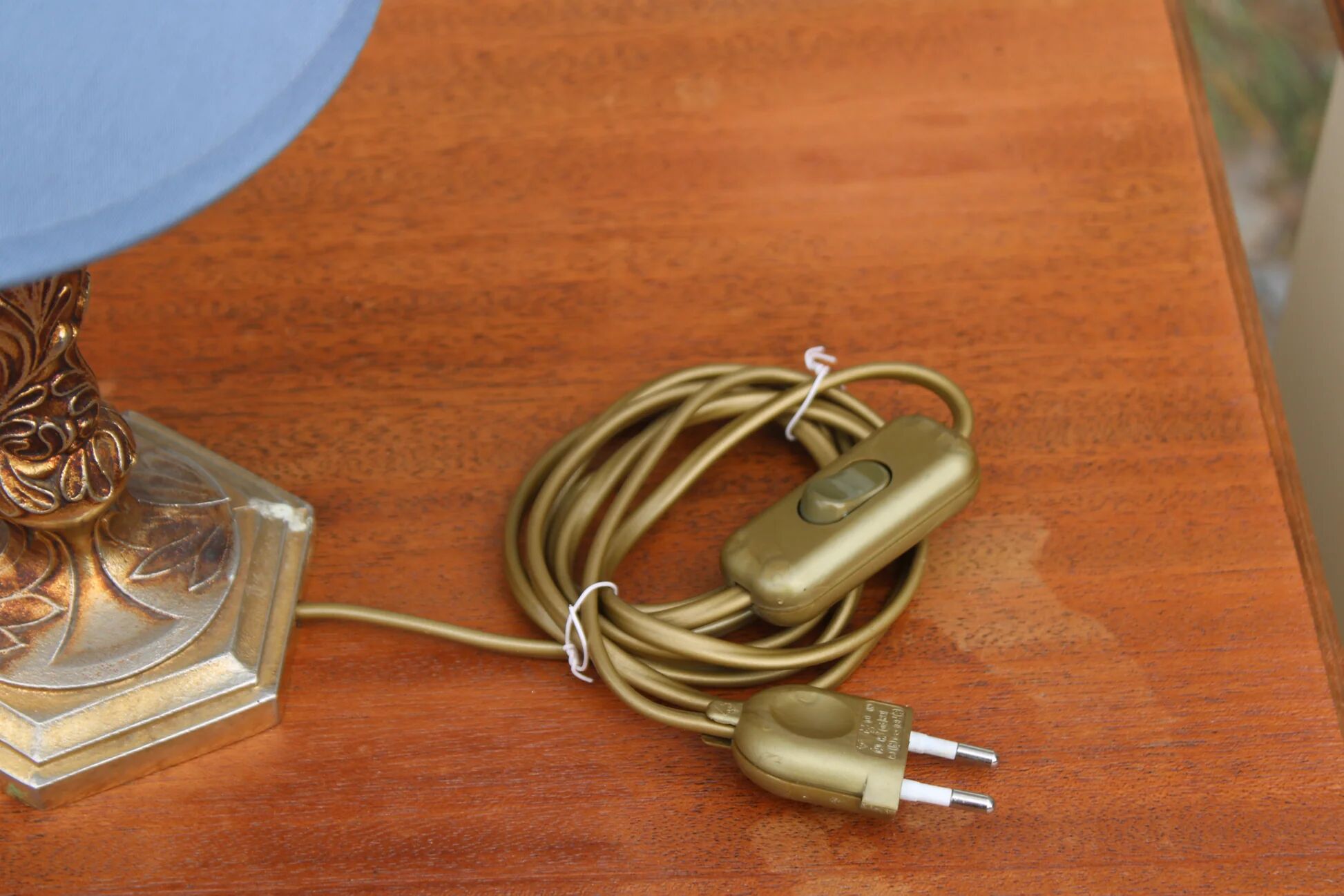 Vintage bedside lamp in gold metal – sculpted base and blue shade
