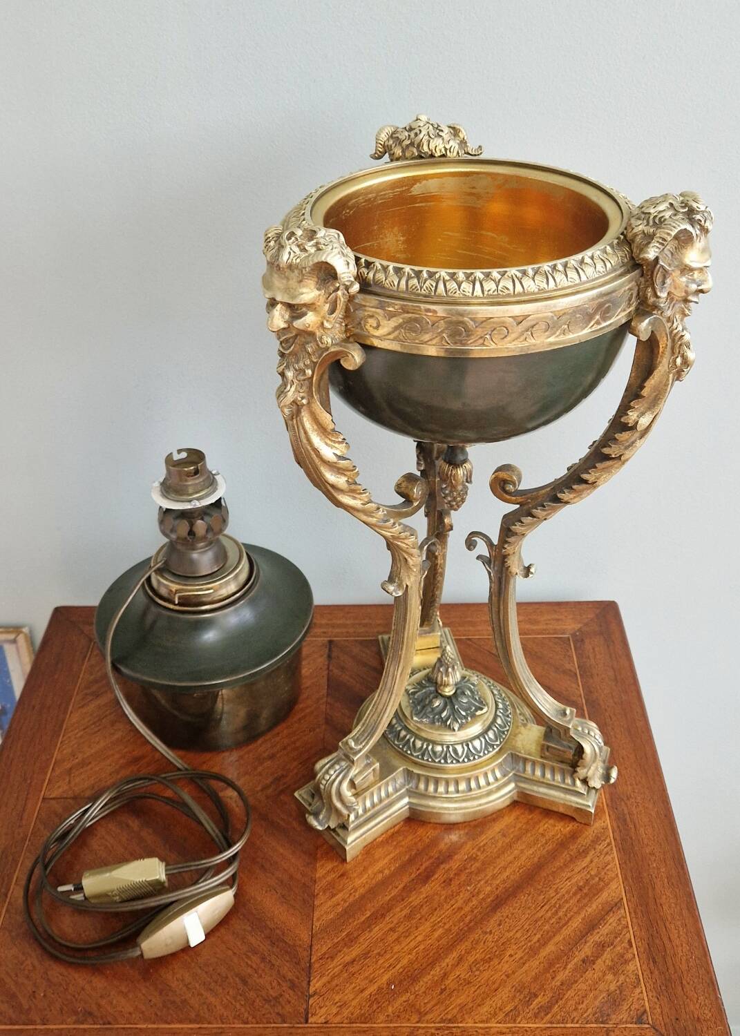 Lampe cassolette bronze doré style Empire XIXème