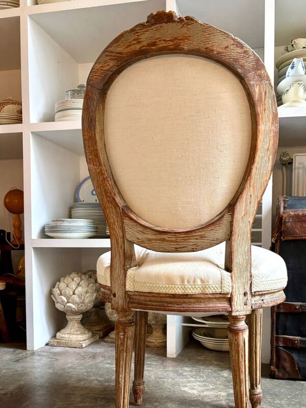 Chaise à dossier médaillon en bois mouluré et métis beige