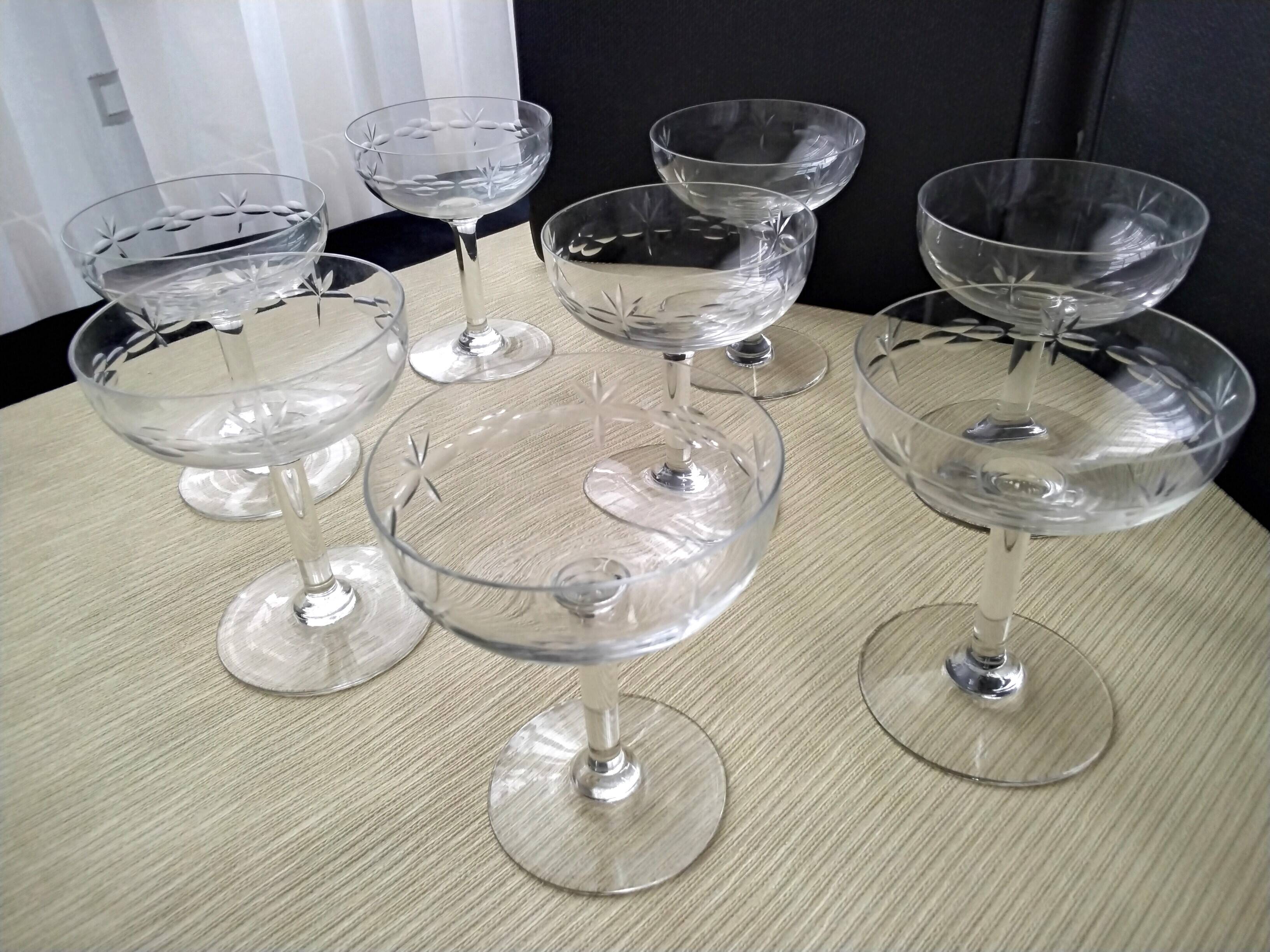 8 vintage champagne glasses Decorated with a ground frieze