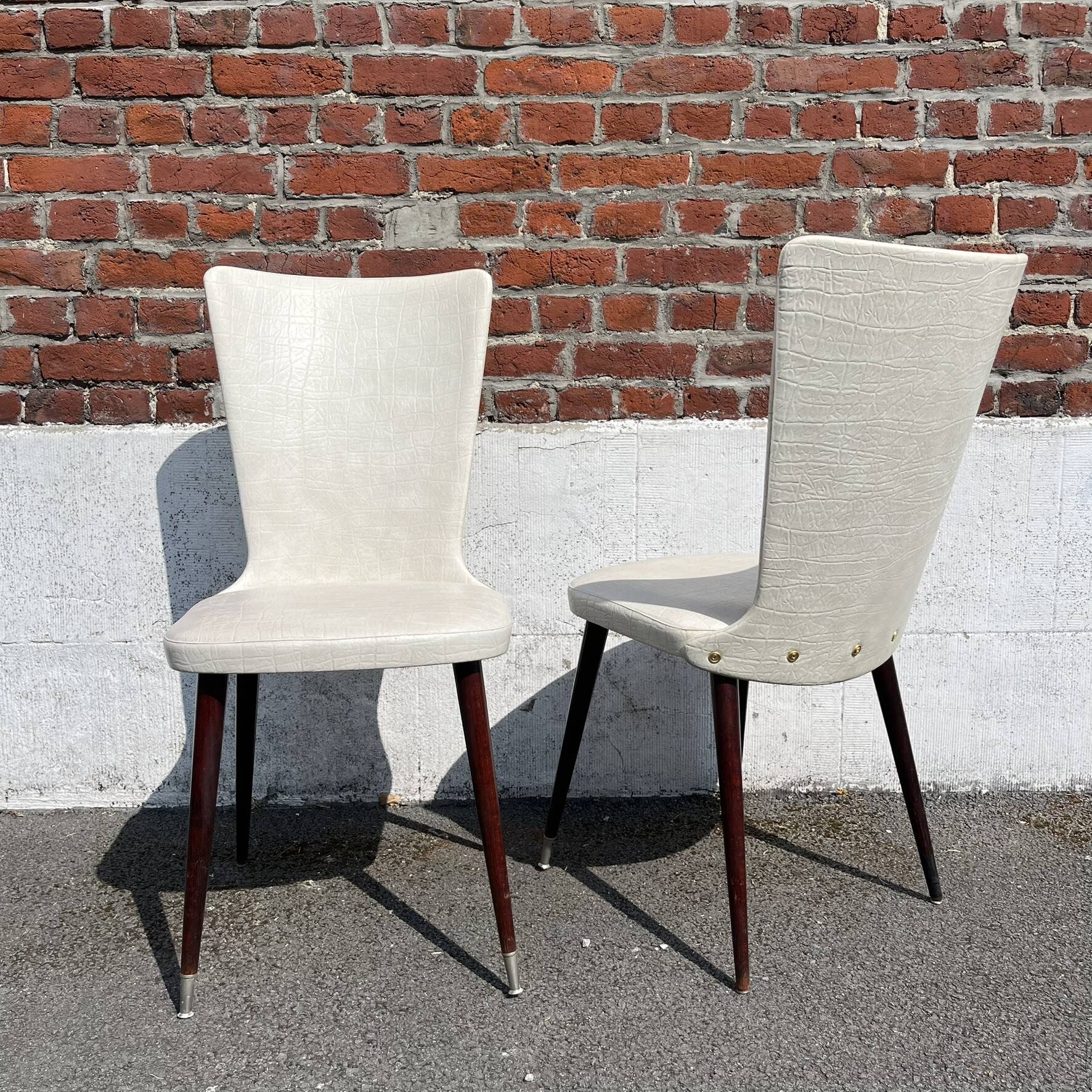 Set of 4 vintage Baumann chairs, in wood and white faux leather, model ESSOR.