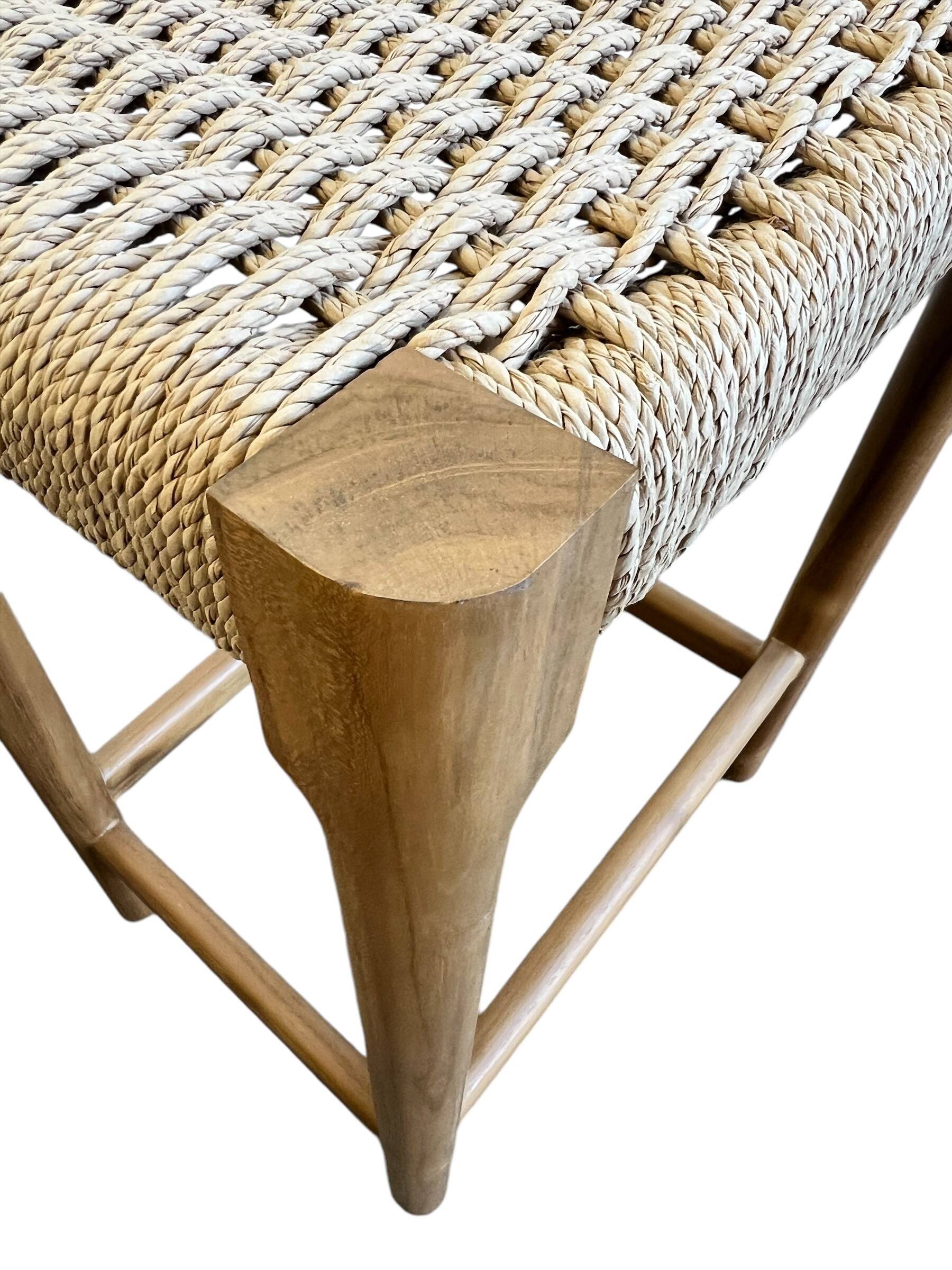 Tabouret en bois massif avec assise tissée à la main