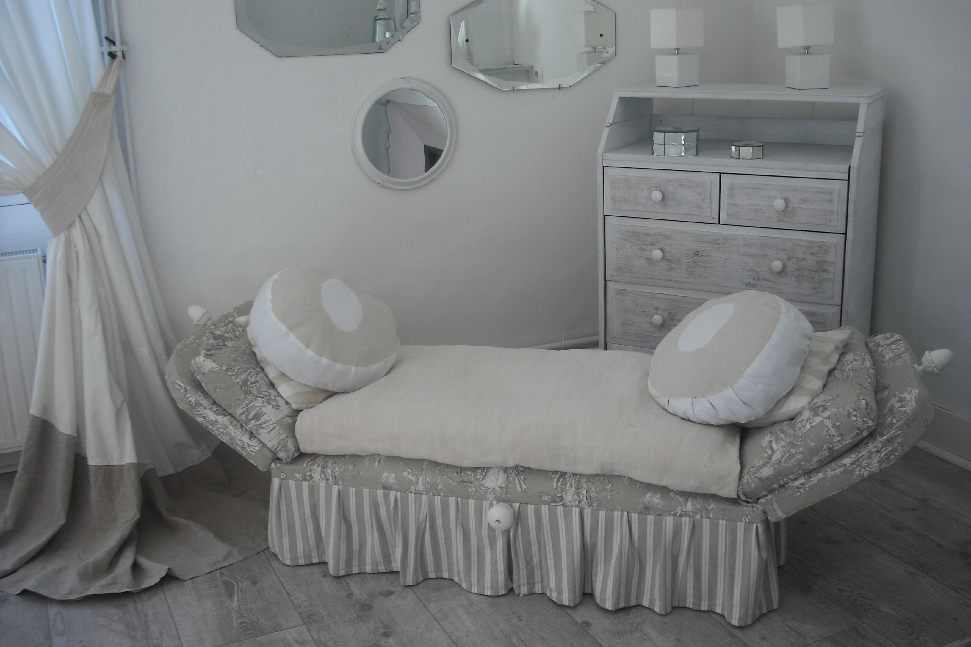 Bench bed on wheels 1 place